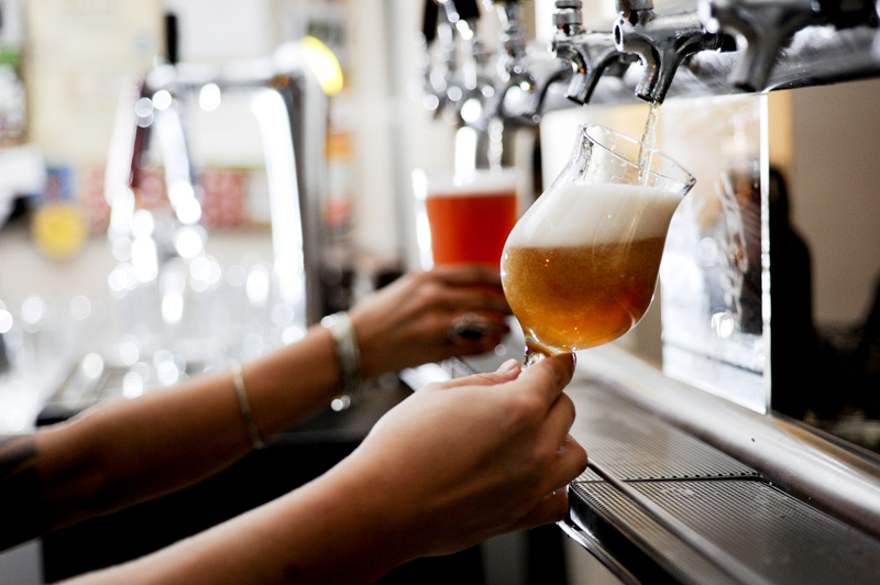 La Cámara de Comercio reportó que el Mundial de Brasil impulsó el crecimiento de las ventas de bebidas alcohólicas en el país entre un 5% y el 7% en comparación con periodos normales de consumo. El Steiffel, un bar en barrio Amón, vende cervezas artesanales. | MARCELA BERTOZZI