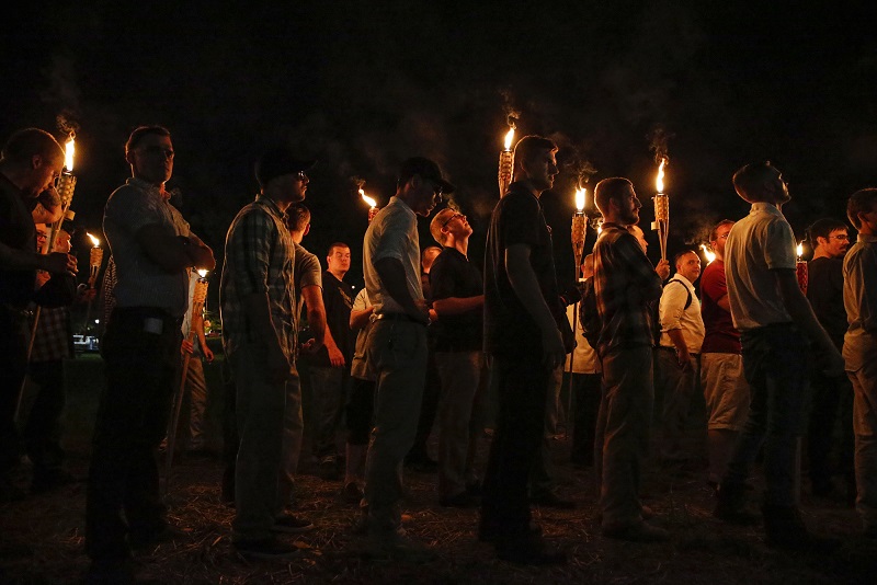 Supremacistas blancos marcharon el viernes 11 de agosto del 2017 a través del campus de la Universidad de Virginia en Charlottesville.