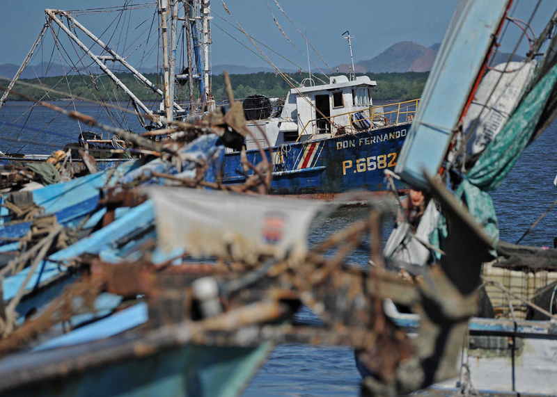 19 de febrero del 2014. Manifestación pacífica de camaroneros frente a las instalaciones de Incopesca en Puntarenas. Reclaman el vencimiento y la no renovación de los permisos de pesca y la forma en que se le han quitado las areas de trabajo por parte de las organizaciones ambientalistas. En la foto: embarcaciones camaroneras que participaron en el movimiento en el muelle de Incopesca.