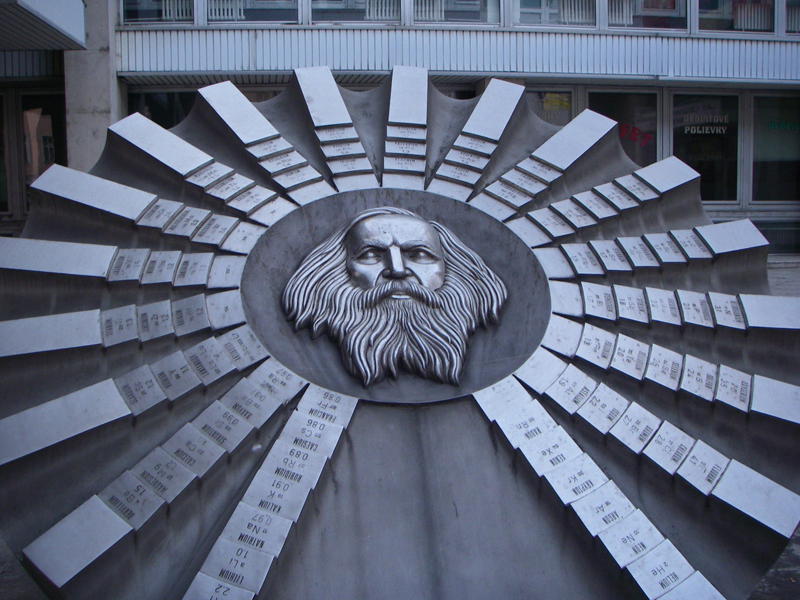 Monumento a Dmitri Mendeléyev, ubicado frente a la Facultad de Química y Tecnología de Alimentos de la Universidad Eslovaca de Tecnología de Bratislava (Eslovaquia).