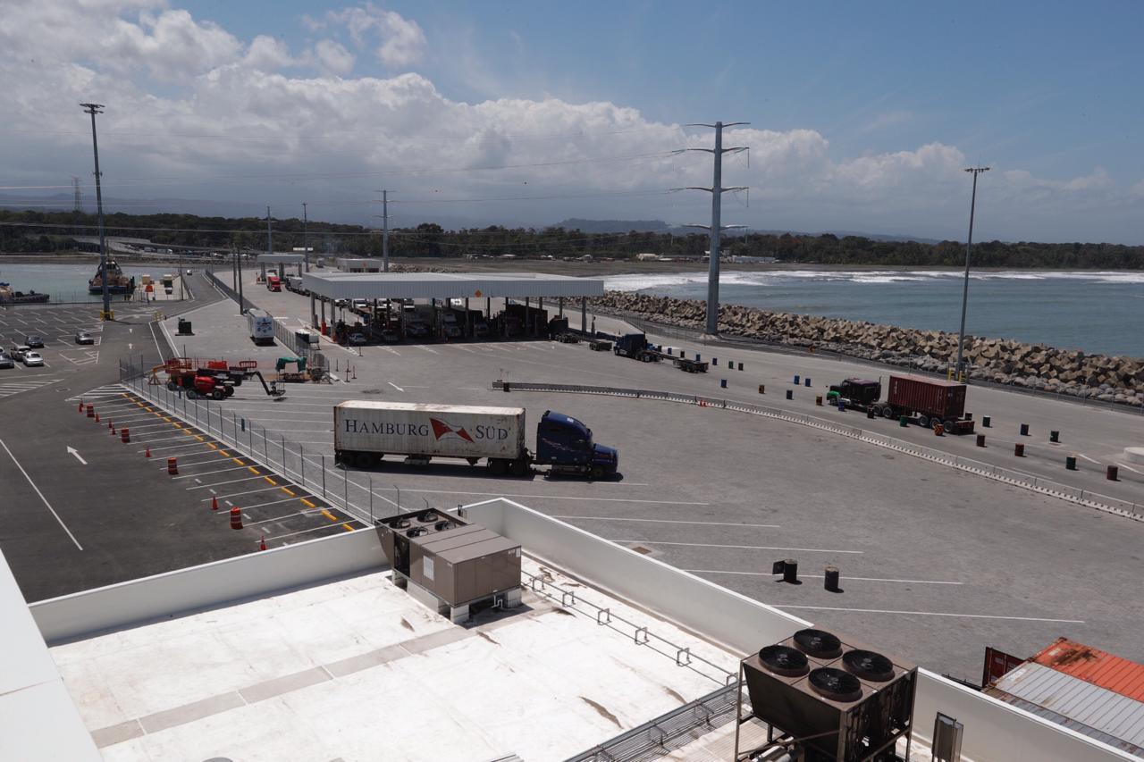Inaugurado megapuerto de Moín
Nueva terminal de contenedores de Moín
Las grúas tienen capacidad para realizar hasta 40 movimientos por horas. Fotografía: José Cordero