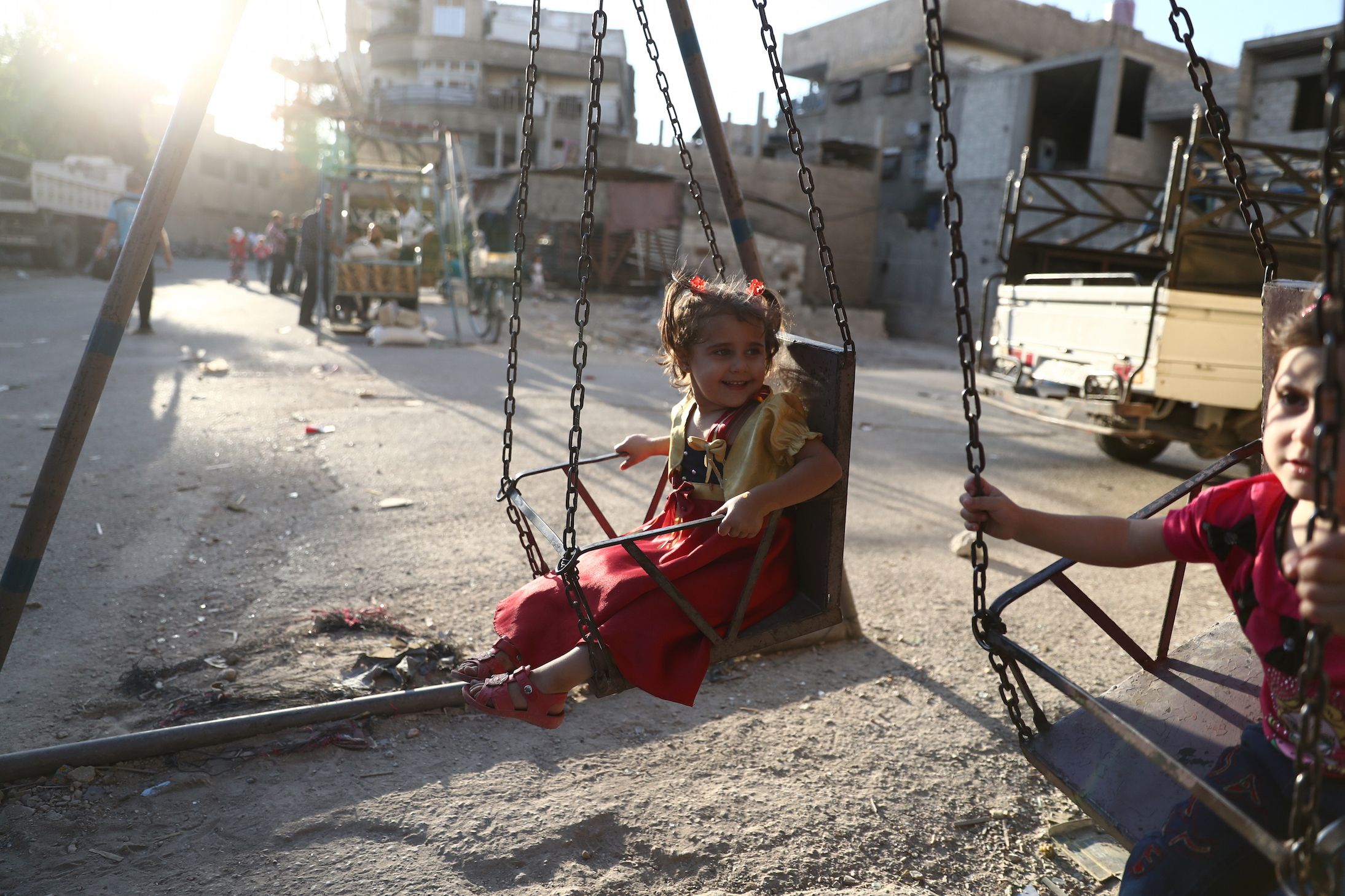 Niños sirios salieron a jugar este miércoles durante el tercer día de tregua en la ciudad de Hamouria ubicada en la región de Guta Oriental.