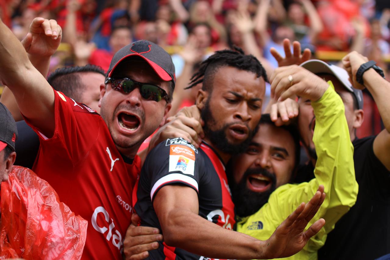 Maalique Foster celebró su gol con la afición de la Liga. Fotografía: Rubén Murillo / LDA