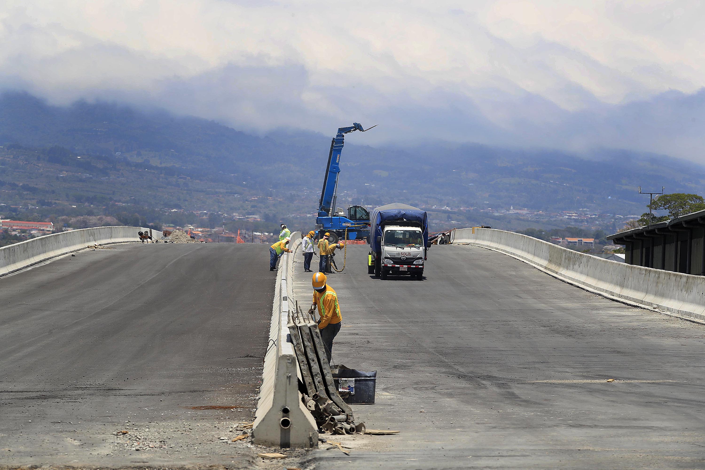 28/03/2022 La Uruca. Este lunes continuaban, por parte de la empresa H Solís, los trabajos en Circunvalación norte. La obra que estaba reprogramada para entregarse en mayo sufrirá un nuevo atraso por lo cual no será inaugurada por el actual gobierno.