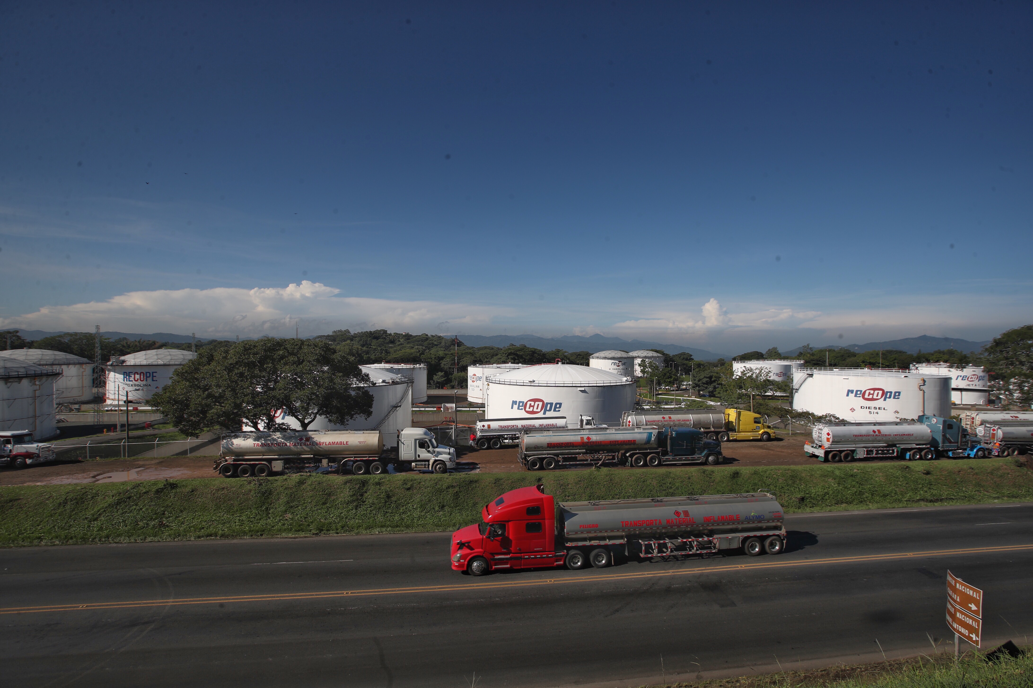 Camiones cisterna buscan abastecerse de combustibles en plantel de Recope en Alajuela / Fotografía: John Durán