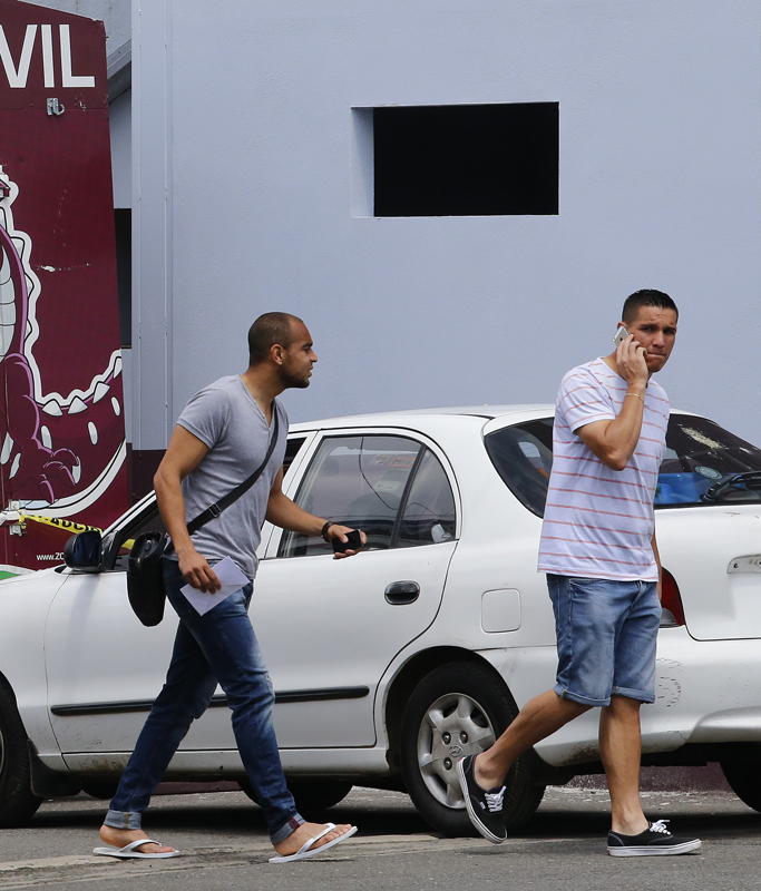 Los jugadores morados no hablaron. En la foto Alexander Robinson y David Guzmán. | RAFAEL PACHECO