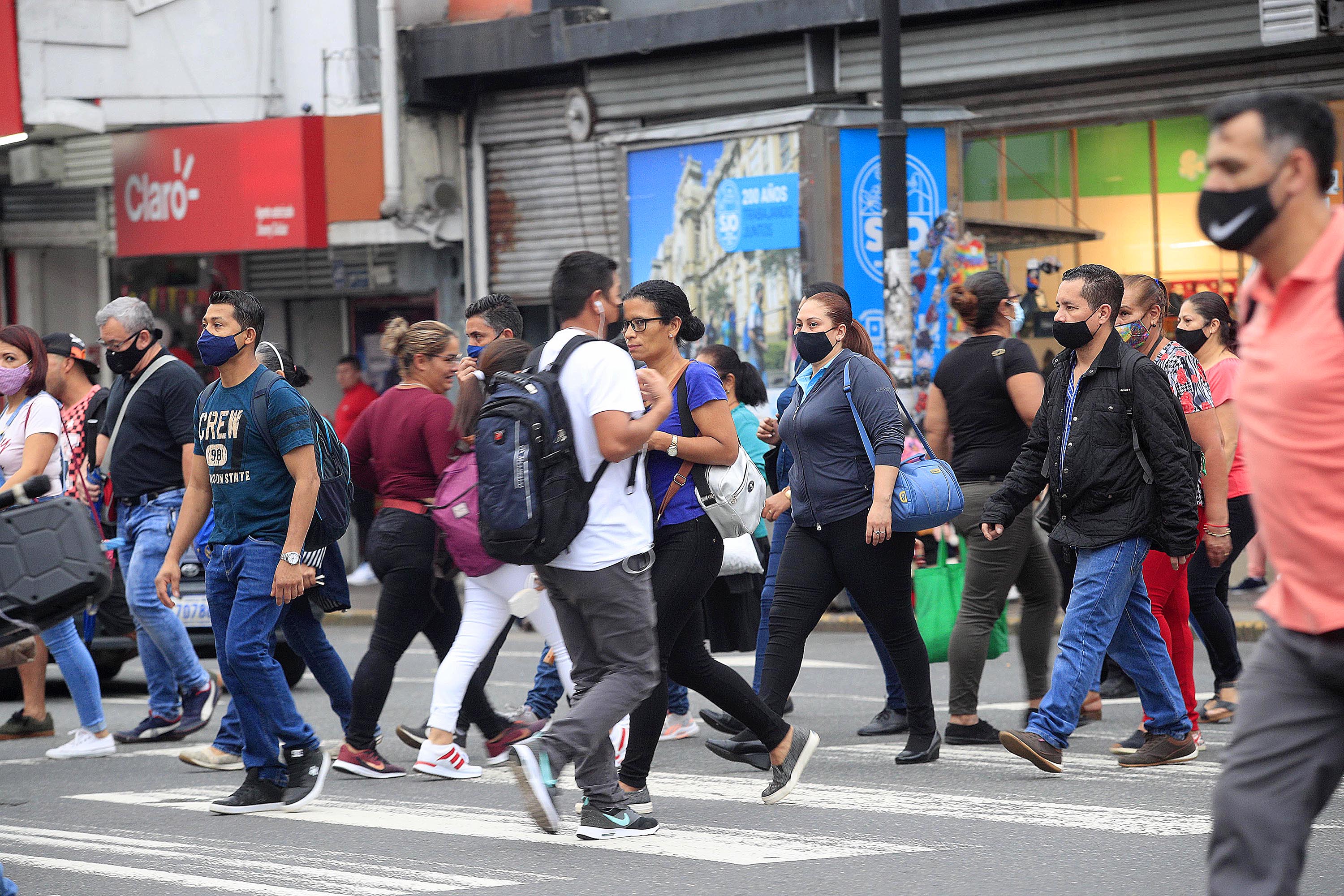 08/10/2021 San José, avenida segunda. A pesar de las advertencias de los expertos de que estamos lejos de alcanzar la inmunidad de rebaño, la gente que camina por el centro de la capital parece no entenderlo así. Muchas personas siguen sin acatar las medidas sanitarias, sobre todo de distanciamiento social o físico y el uso adecuado de la mascarilla. Estas faltas se aprecian sobre todo en hora pico, cuando muchos trabajadores regresan a sus casas luego de cumplir con su jornada laboral.
