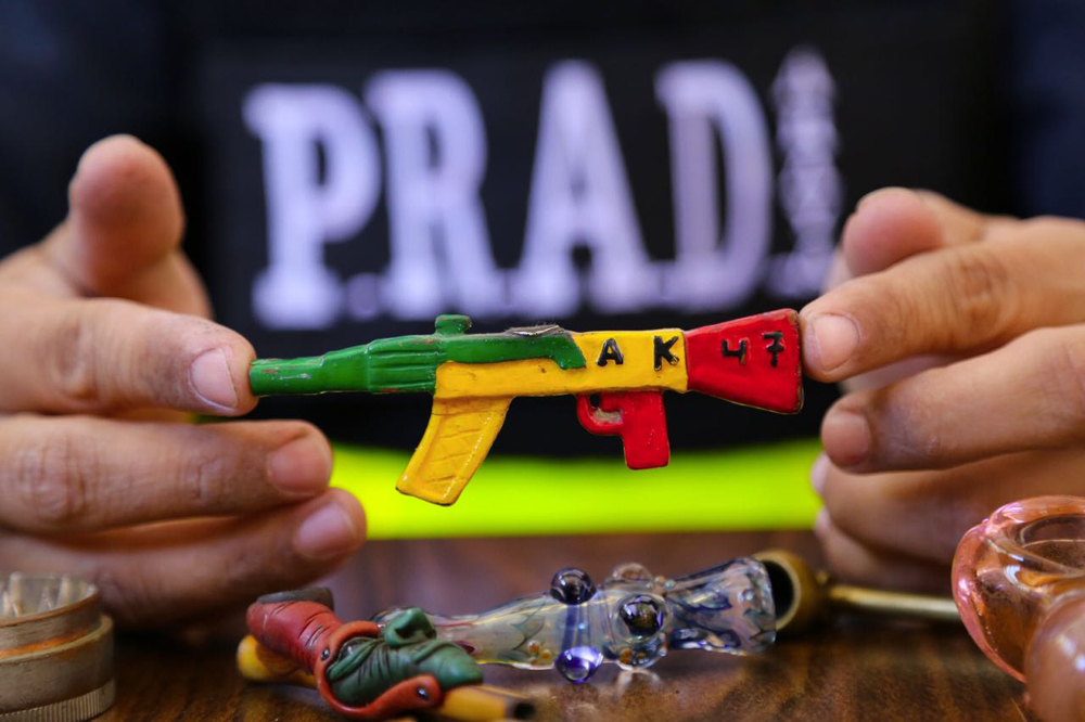 Colegiales utilizan aretes, lapiceros y hasta frutas para llevar droga a los colegios.