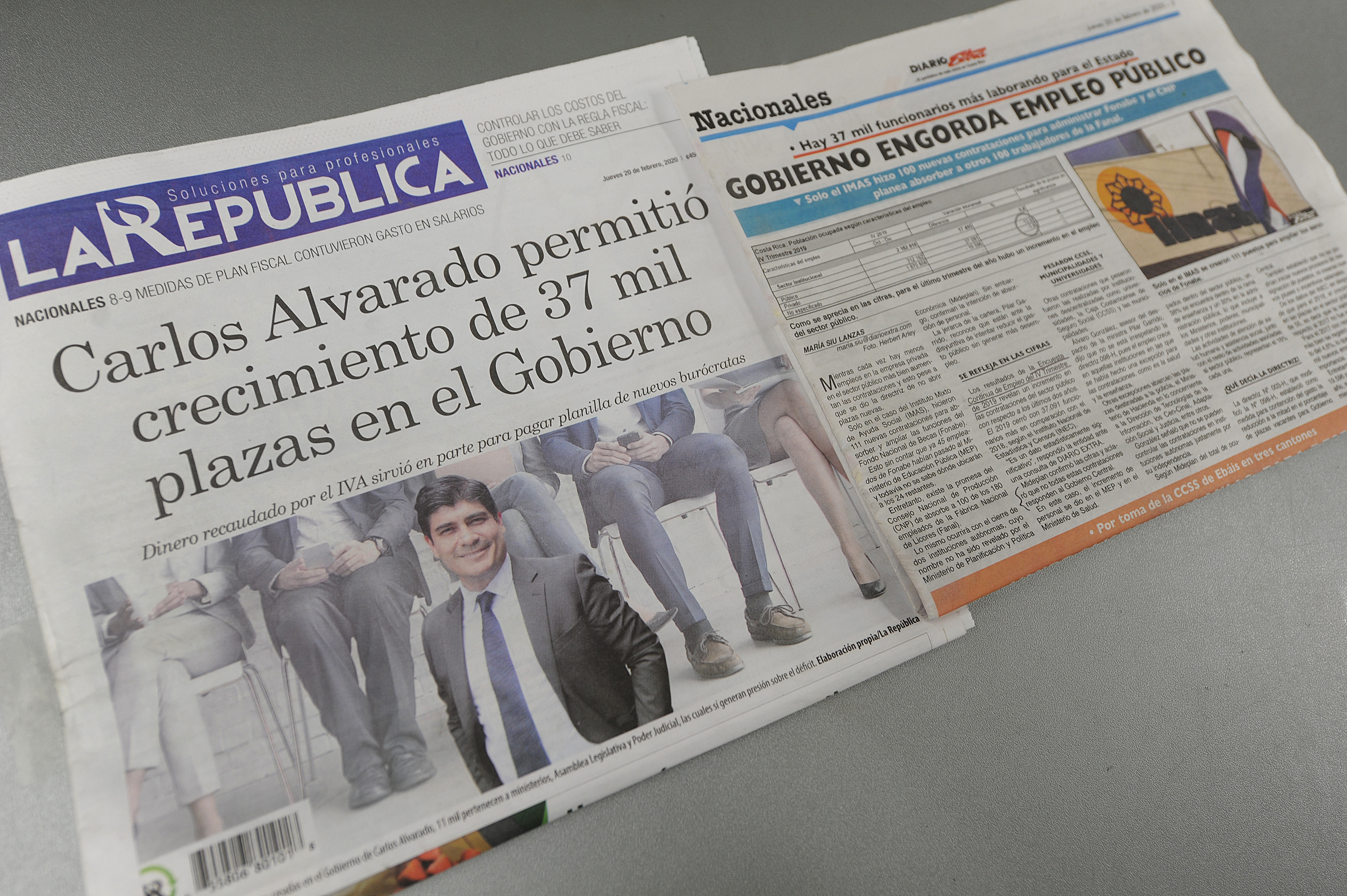Reproducciones de notas del periódico La República y otra publicación de Diario Extra, los cuales indican el crecimiento de las plazas en el gobierno. Foto: Jorge Navarro