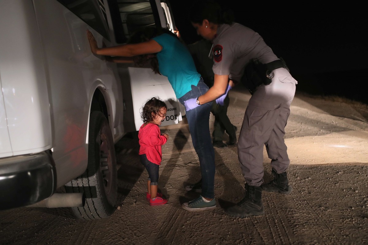 Una niña hondureña de dos años llora, el pasado 12 de junio, cuando un agente detiene a su madre en los alrededores de la frontera en McAllen (Texas). JOHN MOORE FOTO: AFP / VÍDEO: ATLAS