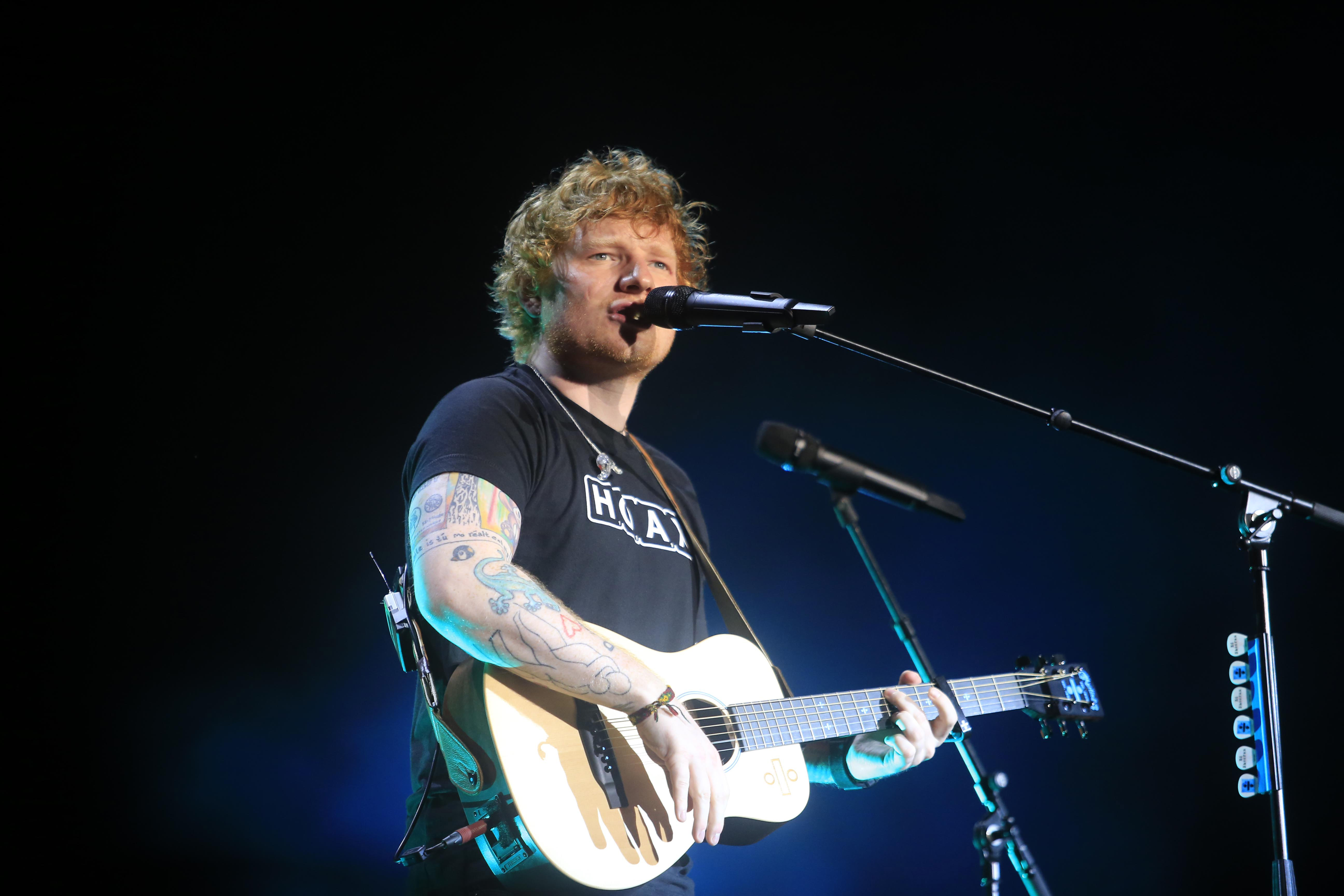 Ed Sheeran y su inseparable guitarra.