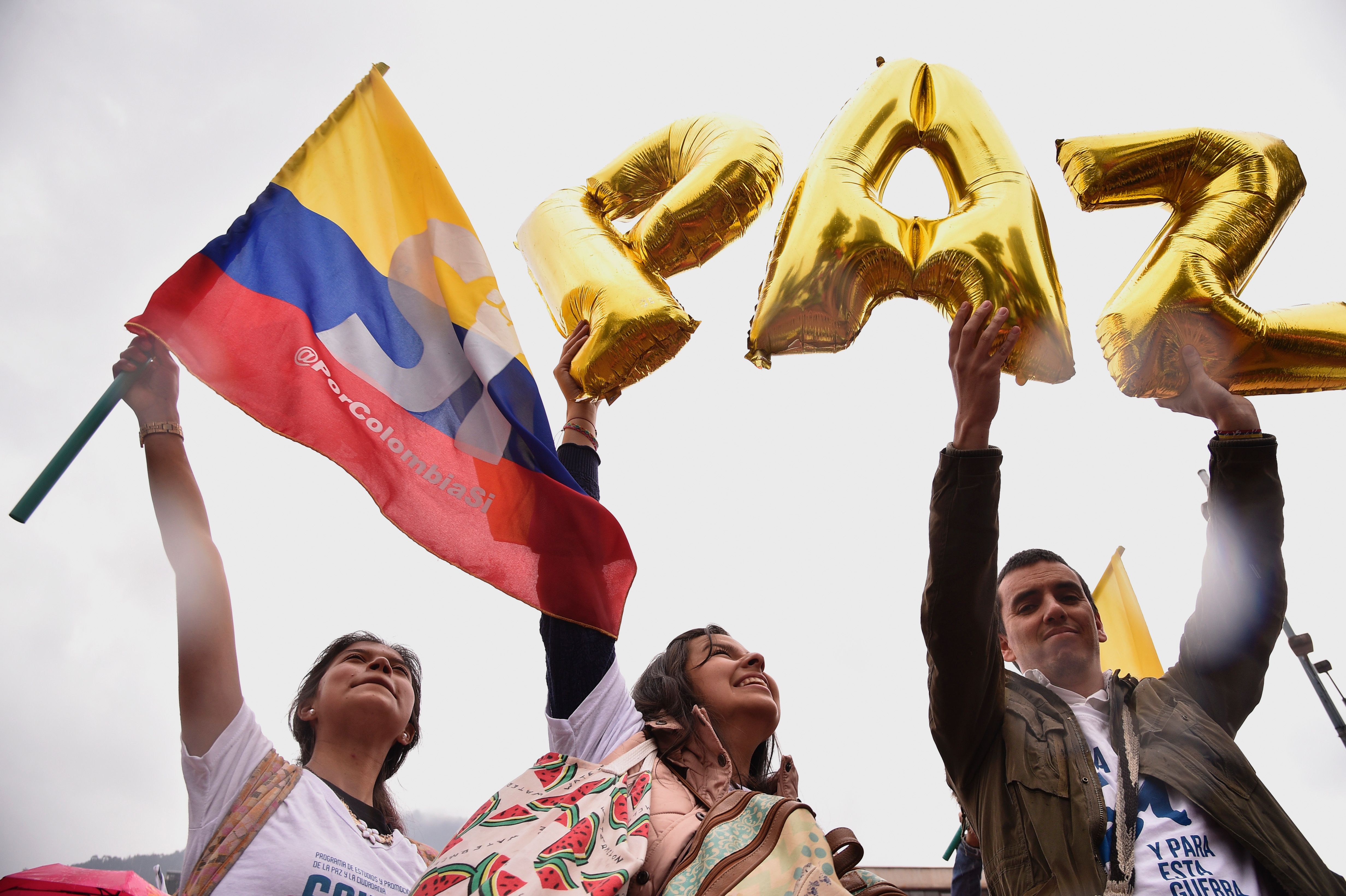 Estudiantes universitarios salieron a las calles de Bogotá el viernes con banderas blancas y de Colombia a dar su apoyo al sí para el plebiscito sobre el acuerdo de paz que se llevará a cabo este domingo.