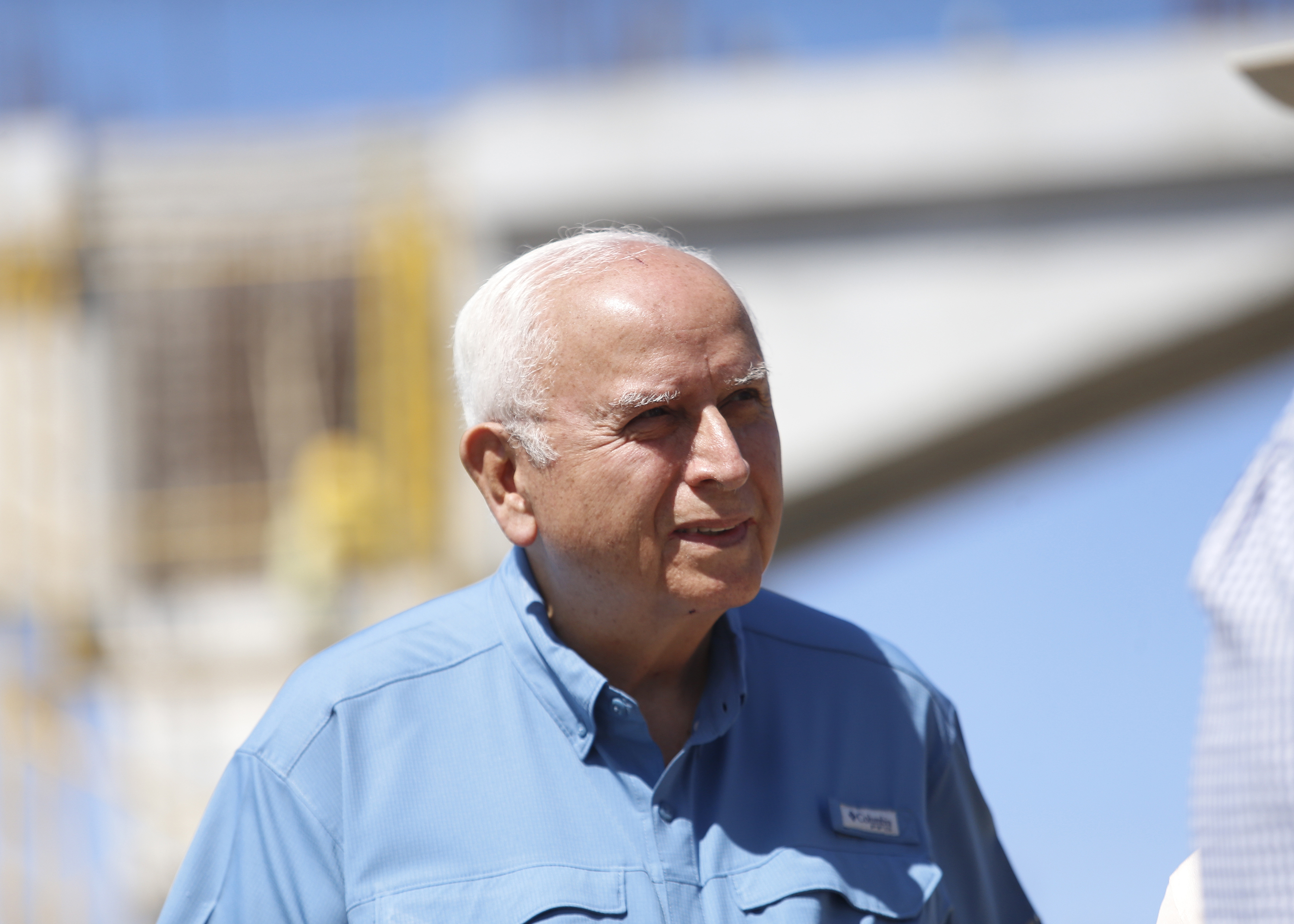 14/02/2019. Colima de Tibás. El presidente de la República, Carlos Alvarado, y una pequeña comitiva de gobierno realizaron una inspección de Viaducto de Circunvalación Norte. En la foto: El ministro de Transportes, Rodolfo Méndez, fue responde las preguntas de la prensa. A su lado Claudia Dobles, primera dama de la República. Foto: Albert Marín.