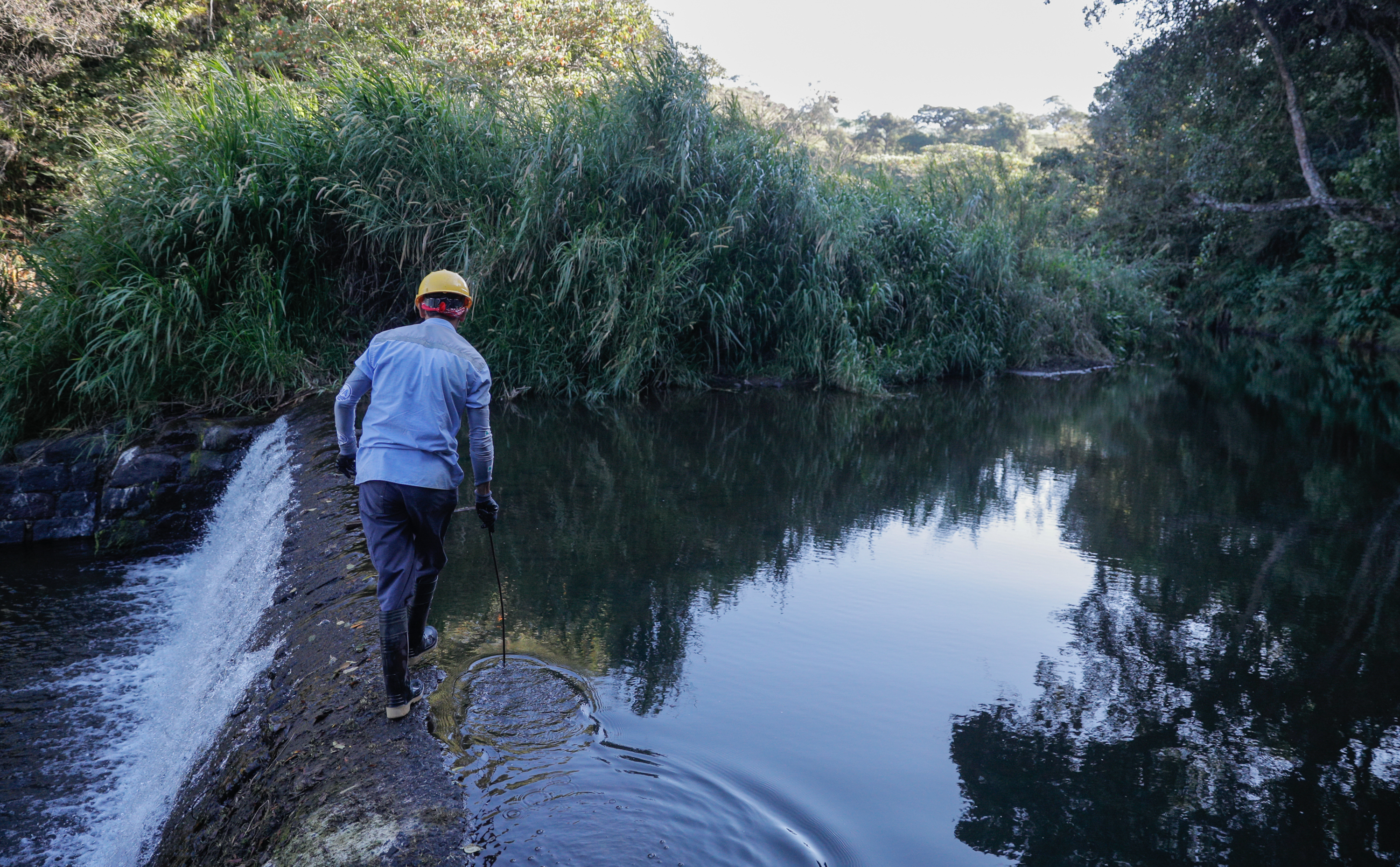 6/2/2020. Moravia, Rio Macho. Recorrido con una cuadrilla del AyA por algunas de las fuentes de captación de agua del sector de Moravia y Coronado. En la foto aparece Pablo Sanabria Morales. Foto Jeffrey Zamora