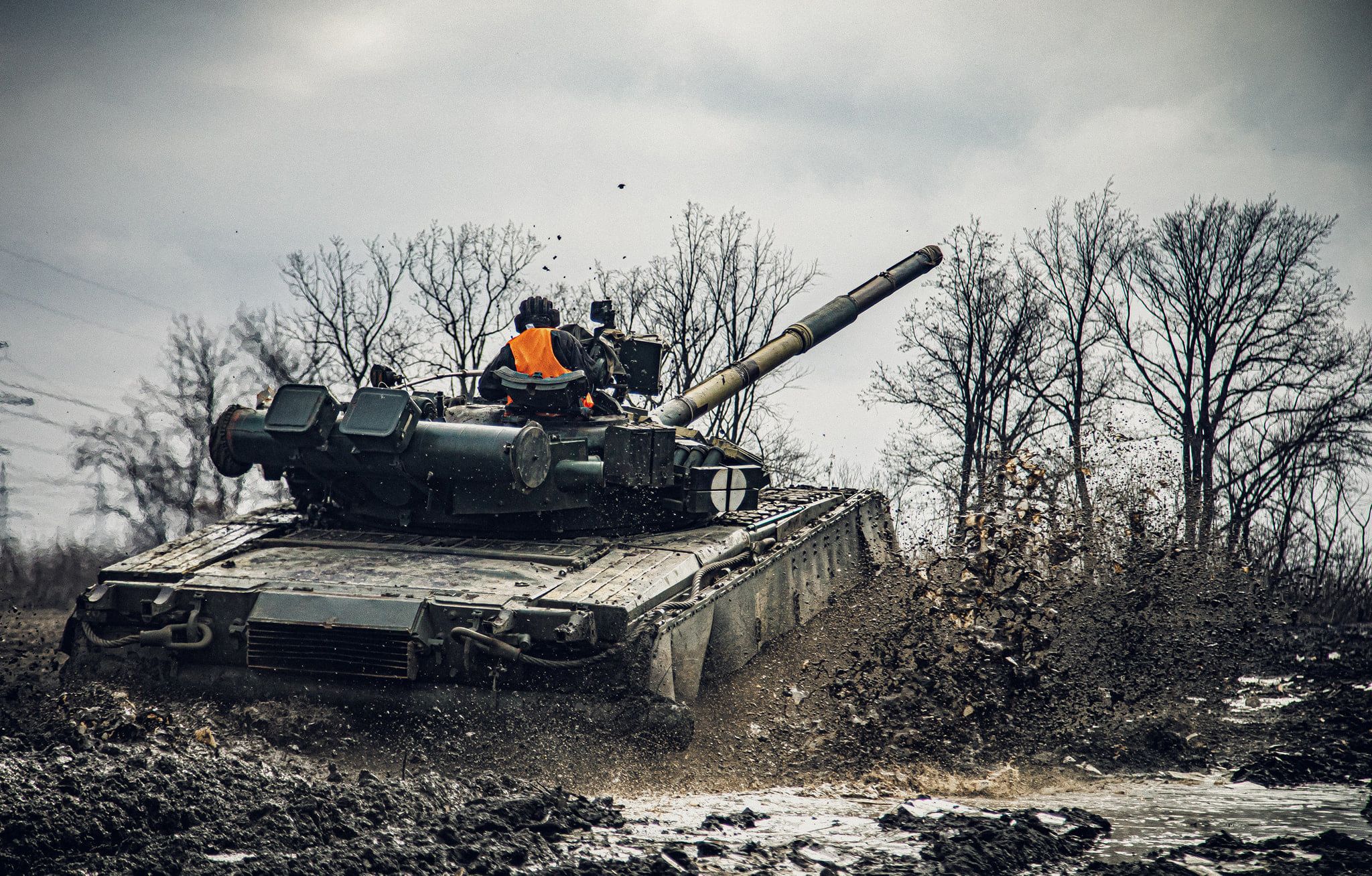 TOPSHOT - This handout picture released on February 19, 2022 by the press service of the General Staff of the Ukrainian Armed Forces in an unknown location of Ukraine shows Ukrainian servicemen of 36 separate brigades of marines of Ukraine taking part in exercises on February 18, 2022. (Photo by Armed Forces of Ukraine / AFP) / RESTRICTED TO EDITORIAL USE - MANDATORY CREDIT "AFP PHOTO / Ukrainian Armed Forces - NO MARKETING NO ADVERTISING CAMPAIGNS - DISTRIBUTED AS A SERVICE TO CLIENTS