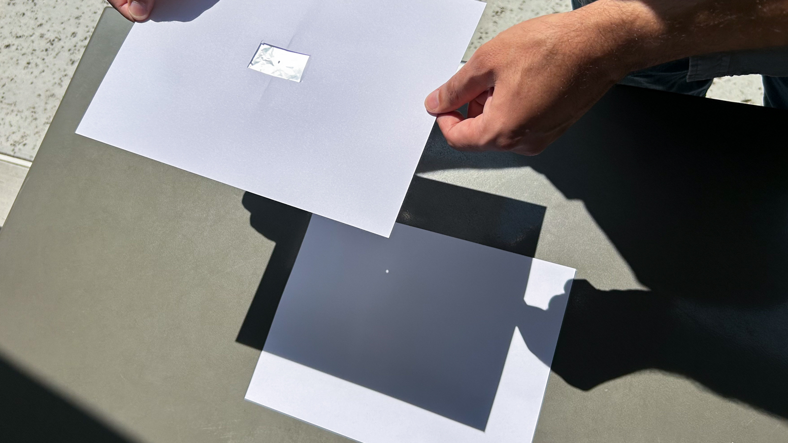 Con este sencillo artefacto casero, puede proyectar la circunferencia del Sol y ver la evolución del eclipse. Fotografía: Cortesía de NASA.