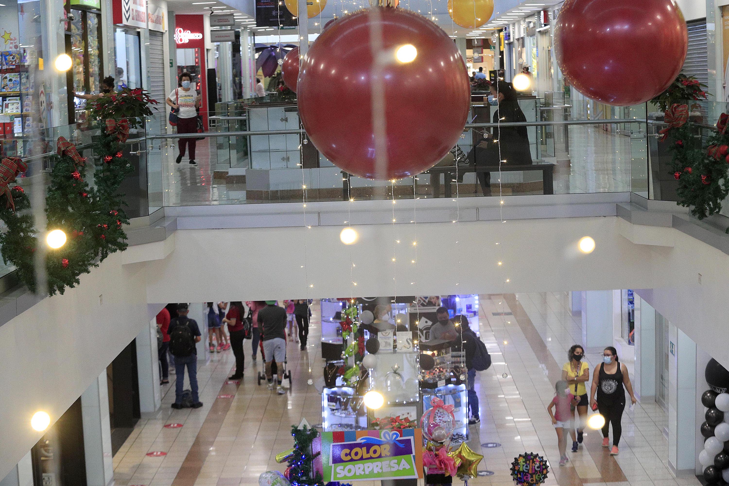 26/11/2021 Paseo de las Flores, Heredia. Recorrido por centros comerciales para documentar compras en tiendas, en relación con Viernes Negro.