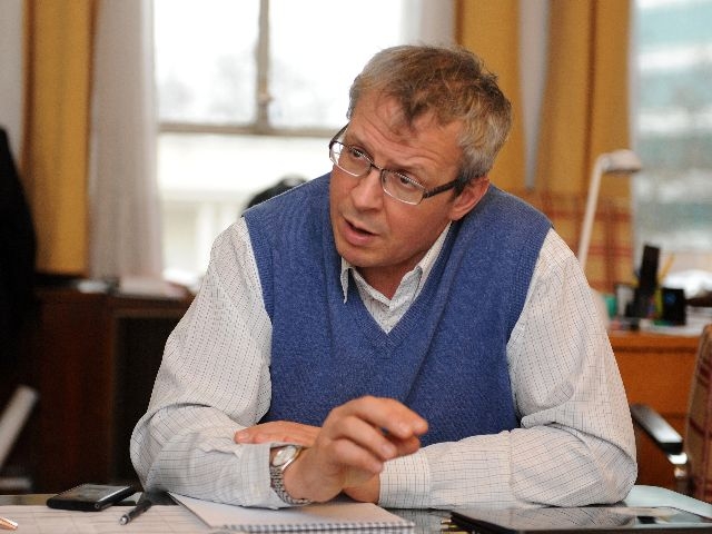 El ministro de Salud Pública uruguayo, Leonel Briozzo, el 24 de agosto anterior comentando las iniciativas para legalizar el uso de la marihuana y el aborto en ese país. | AFP.