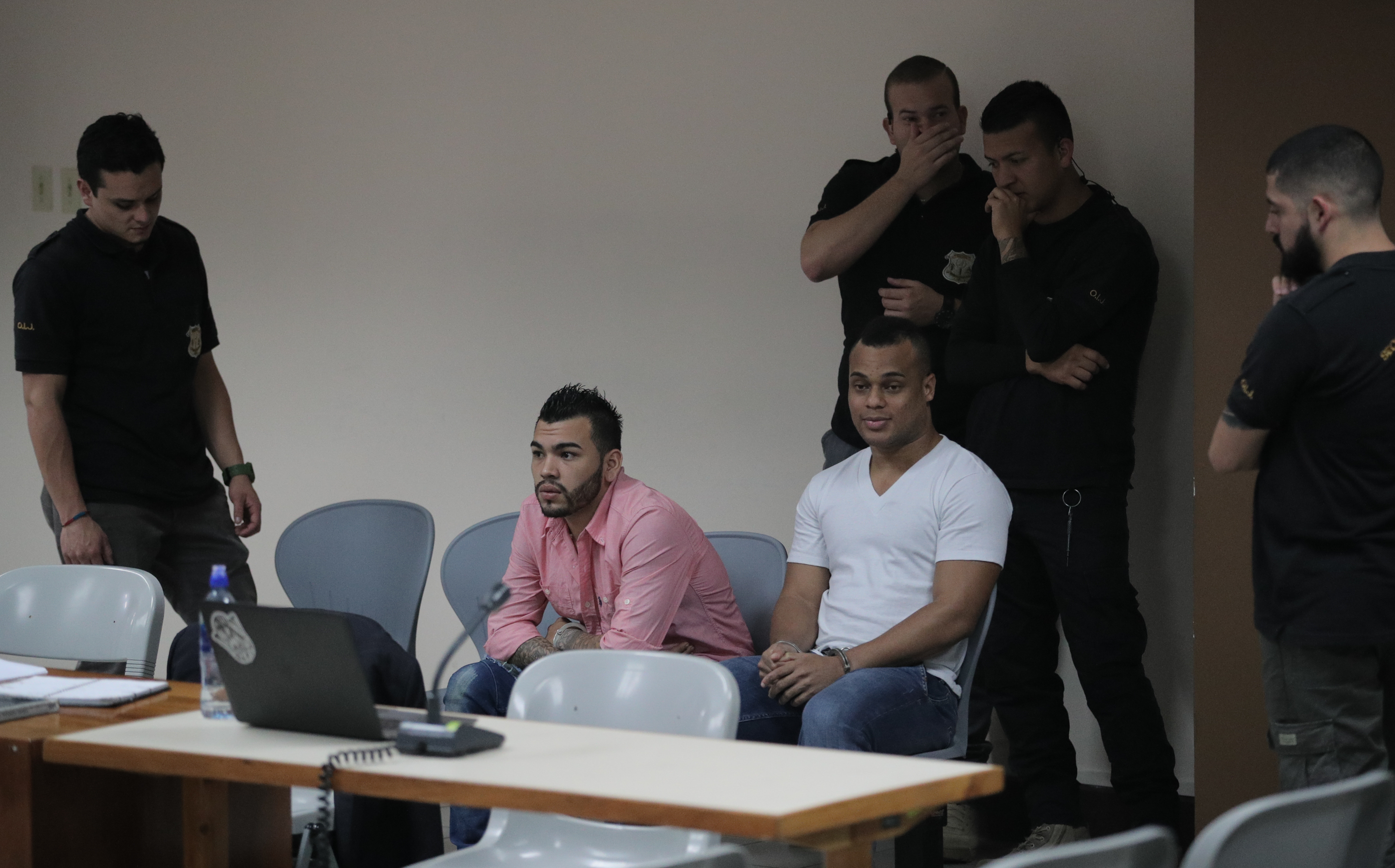 18/10/2017. Tribunal de Justicia de Goicoechea. Juicio contra Keylor Cole Kelly (camiseta blanca), alias Gato Cole y Cesar Valverde Cordoba (camisa rosada), por tentativa de homicidio en un hecho ocurrido en Limon. foto Grupo Nacion
