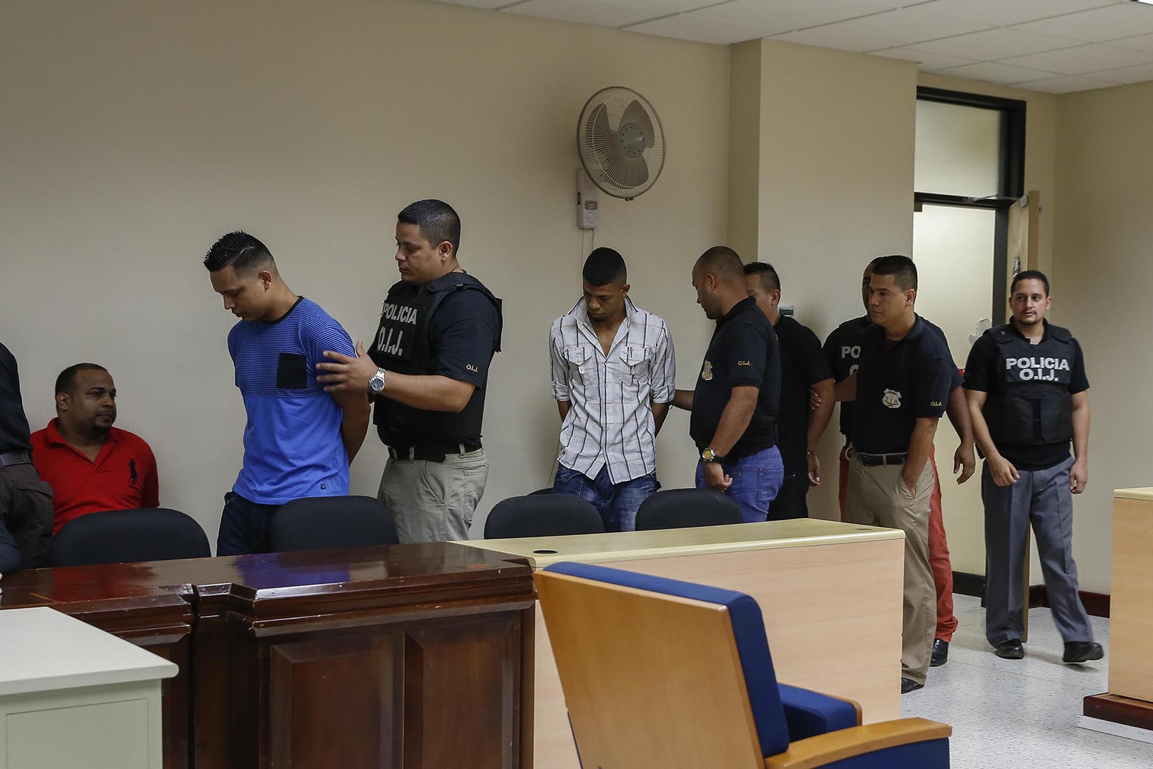Los condenados abandonan la sala de juicio en Limón donde se les condenó por el asesinato del ambientalista Jairo Mora.