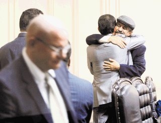 Poco después de las 3:30 p. m. los diputados despidieron a su compañero Ronal Vargas, que poco minutos antes anunciaba su renuncia por, supuestamente, padecer de una “grave” enfermedad. Tres horas después, el jefe del Frente Amplio, Gerardo Vargas, aceptó a La Nación que la verdadera causa era una queja por acoso sexual. | GRACIELA SOLÍS