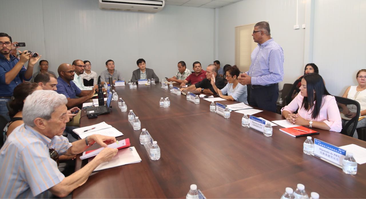 Diputados y alcaldes de Limón se reunieron con representantes de la empresa CHEC para pedir detalles sobre el proyecto de ampliación de la ruta 32. Foto: Graciela Solís.