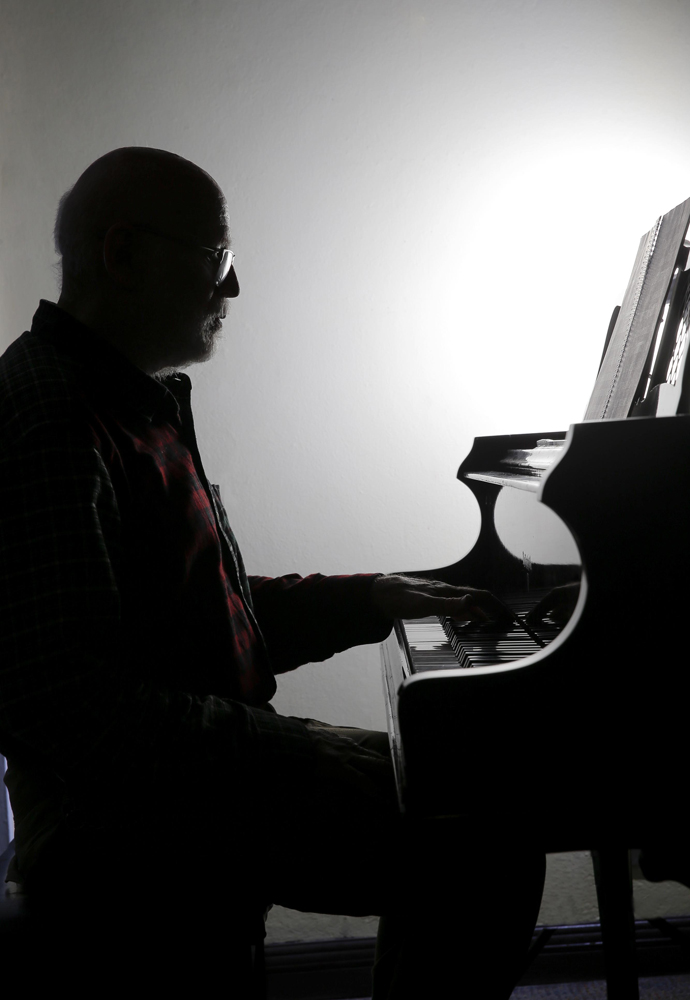 Mario Alfagüell tiene compuestas 380 obras. Ahora que está jubilado, espera seguir produciendo más música. Mayela López.