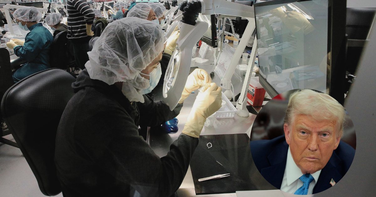 Operarios con mascarilla y cofias elaboran dispositivos médicos en una planta de producción en Costa Rica, mientras una investigación de la Administración Trump sobre importaciones médicas en Estados Unidos amenaza con nuevos aranceles.