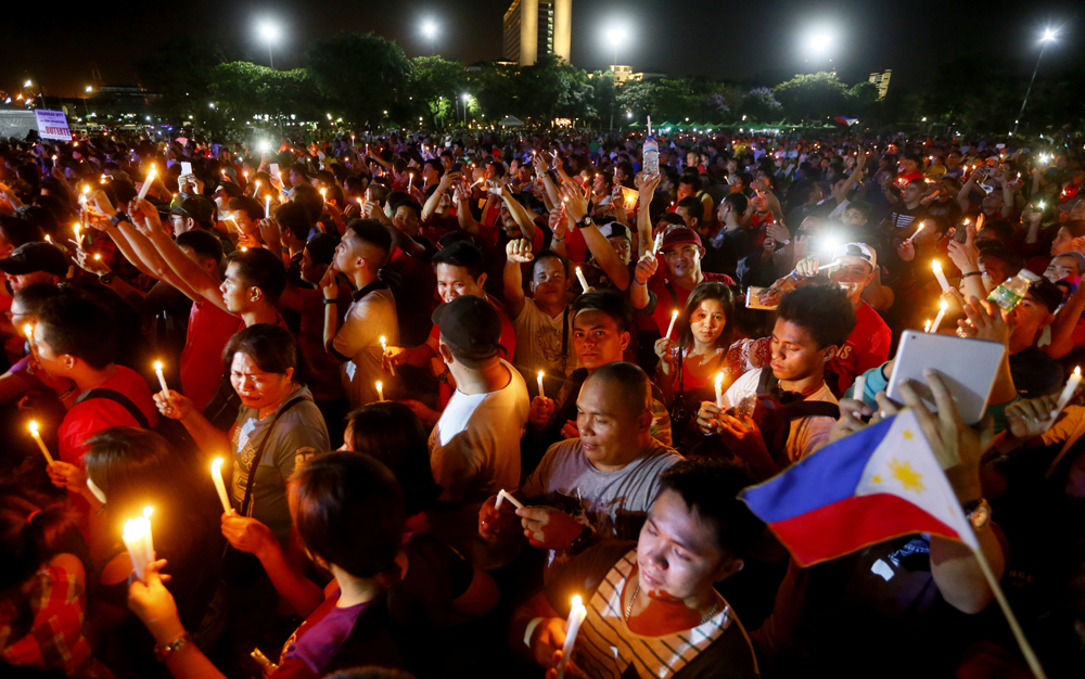 Cientos de partidarios de Rodrigo Duterte, el presidente de Filipinas, se congregaron el 25 de febrero para celebrar los 20 años de la caída del régimen de Ferdinand Marcos y para apoyar al actual líder en su sanguinario combate contra el crimen organizado.