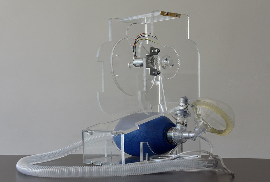 Un grupo de ingenieros y físicos de la UCR también trabaja en el mejoramiento de un respirador de emergencia para pacientes con covid-19, el cual podría ser usado de forma libre en el país en la atención primaria. Foto: ODI UCR