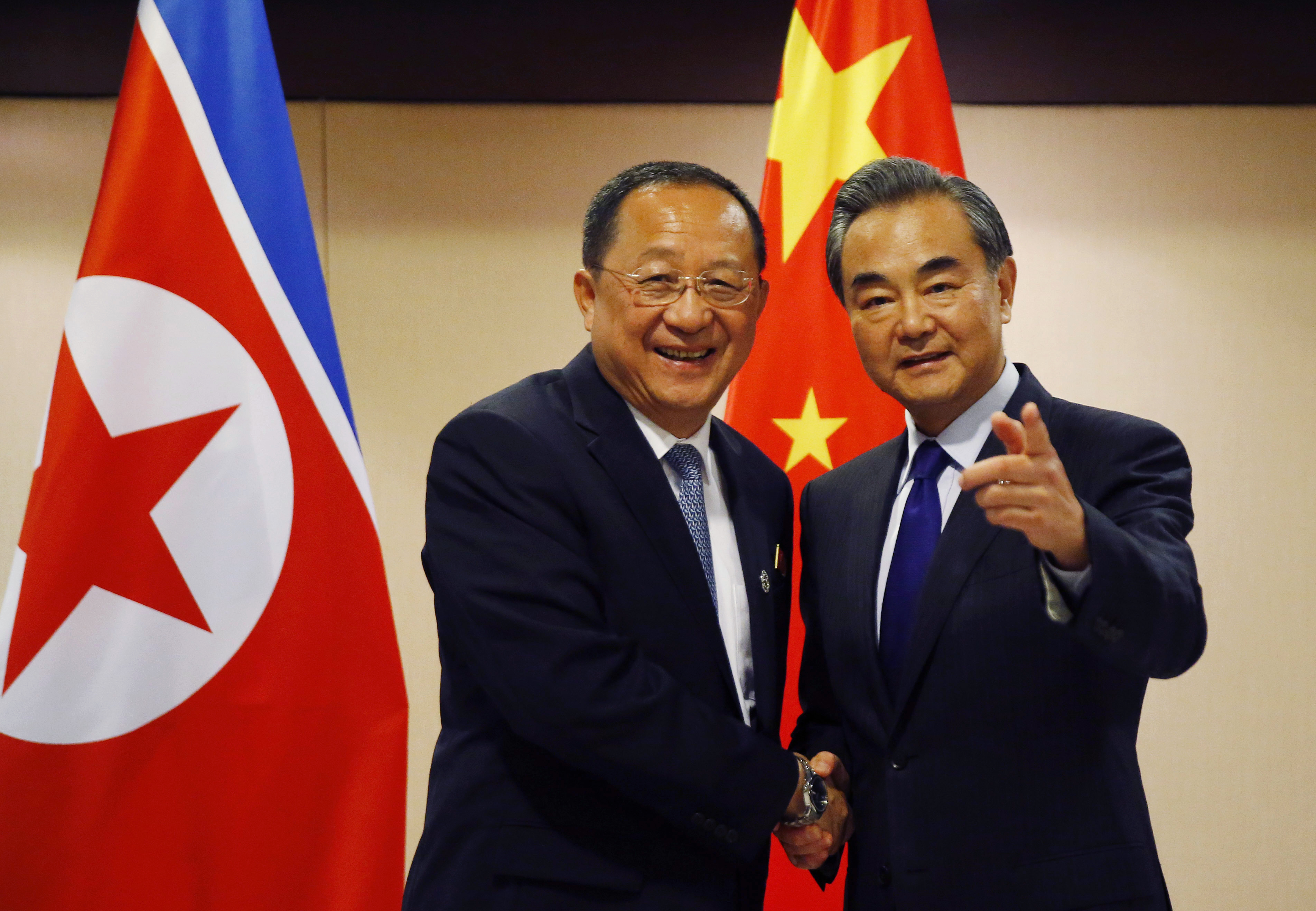 Ministro de Exteriores de Corea del Norte, Ri Yong-ho (izq.), junto a su similar chino, Wang Yi, en Manila.