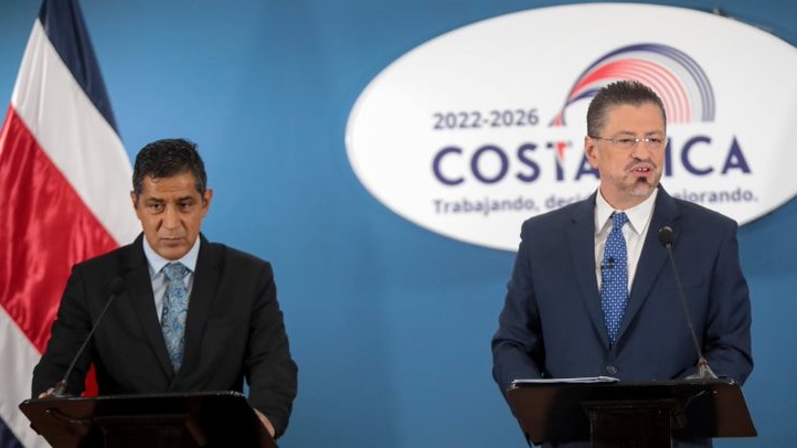 24/05/2023. El presidente Rodrigo Chaves suministró información errónea sobre la propuesta de aumentar el cobro del IVA a los boletos aéreos. La información la dio mientras tenía a la par al ministro de Hacienda, Nogui Acosta. Foro: Presidencia.