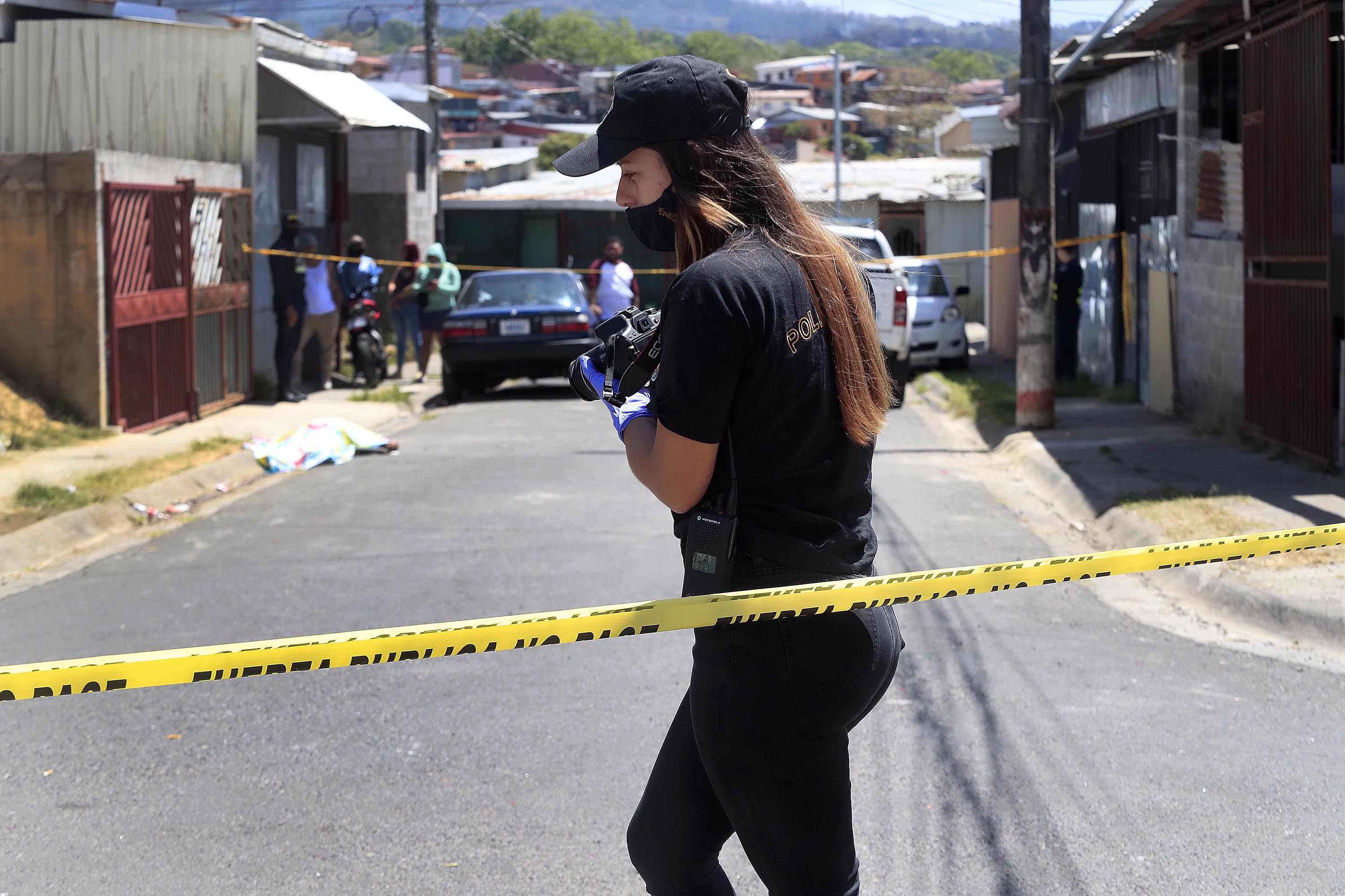 27/02/2022 Purral de Goicoechea. Un hombre murió acribillado, frente al templo cristiano La Viña, rumbo a Loremar. Oficiales de Fuerza Pública custodiaban el lugar mientras Agentes del OIJ recogían indicios, cerca del mediodía.