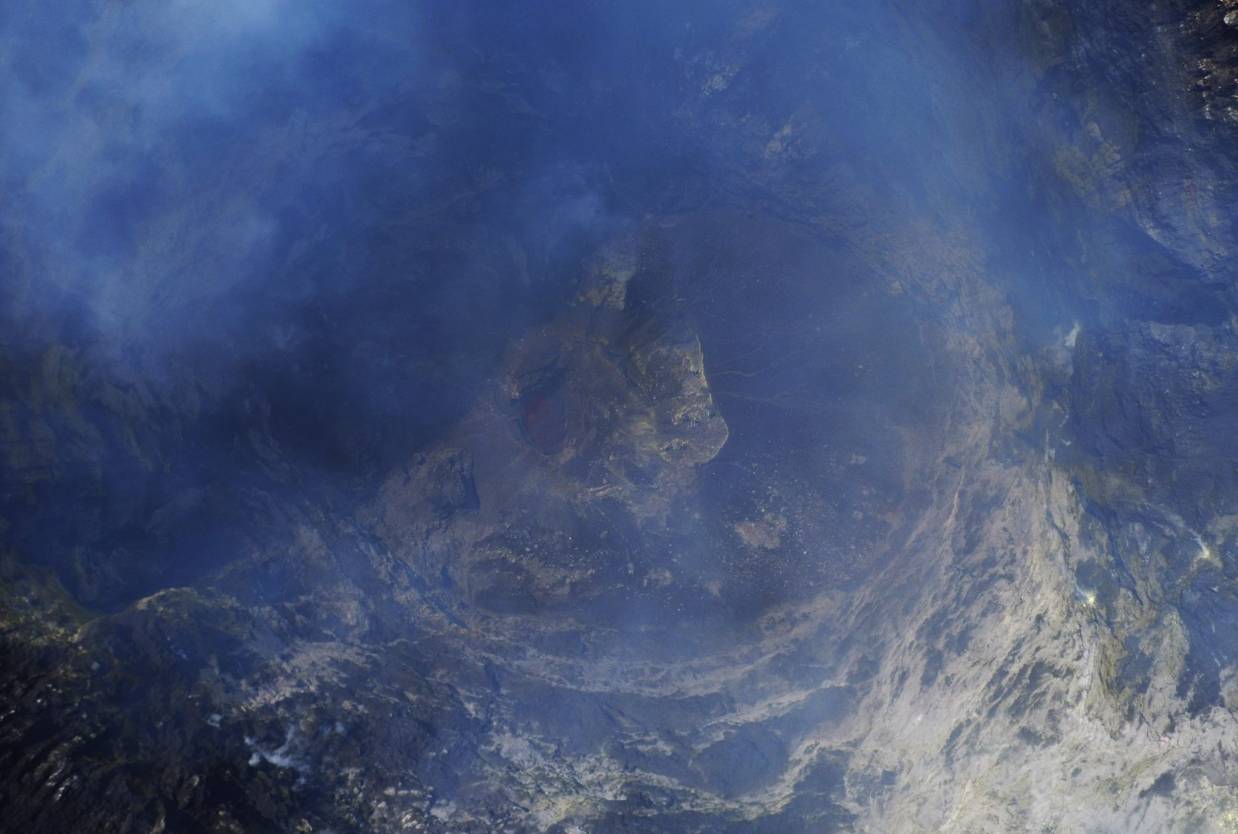 El lago de lava tiene un eje de unos 50 metros.