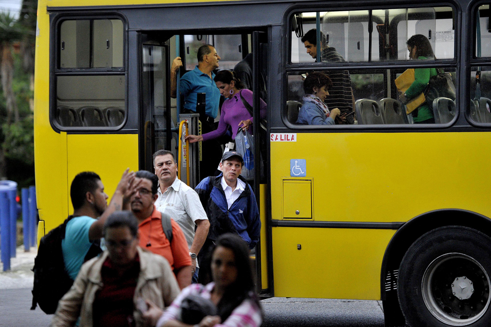 24/06/16. Coronado. Terminal de buses. Autobuses Unidos Coronado, trabaja con un terminal de buses en San José, de la cual sale un bus con ruta hasta el centro de Coronado, este llega hasta la terminal de troncalización, en donde los usuarios toman otro bus hacia otros sectores de Coronado. Fotos Melissa Fernández Silva