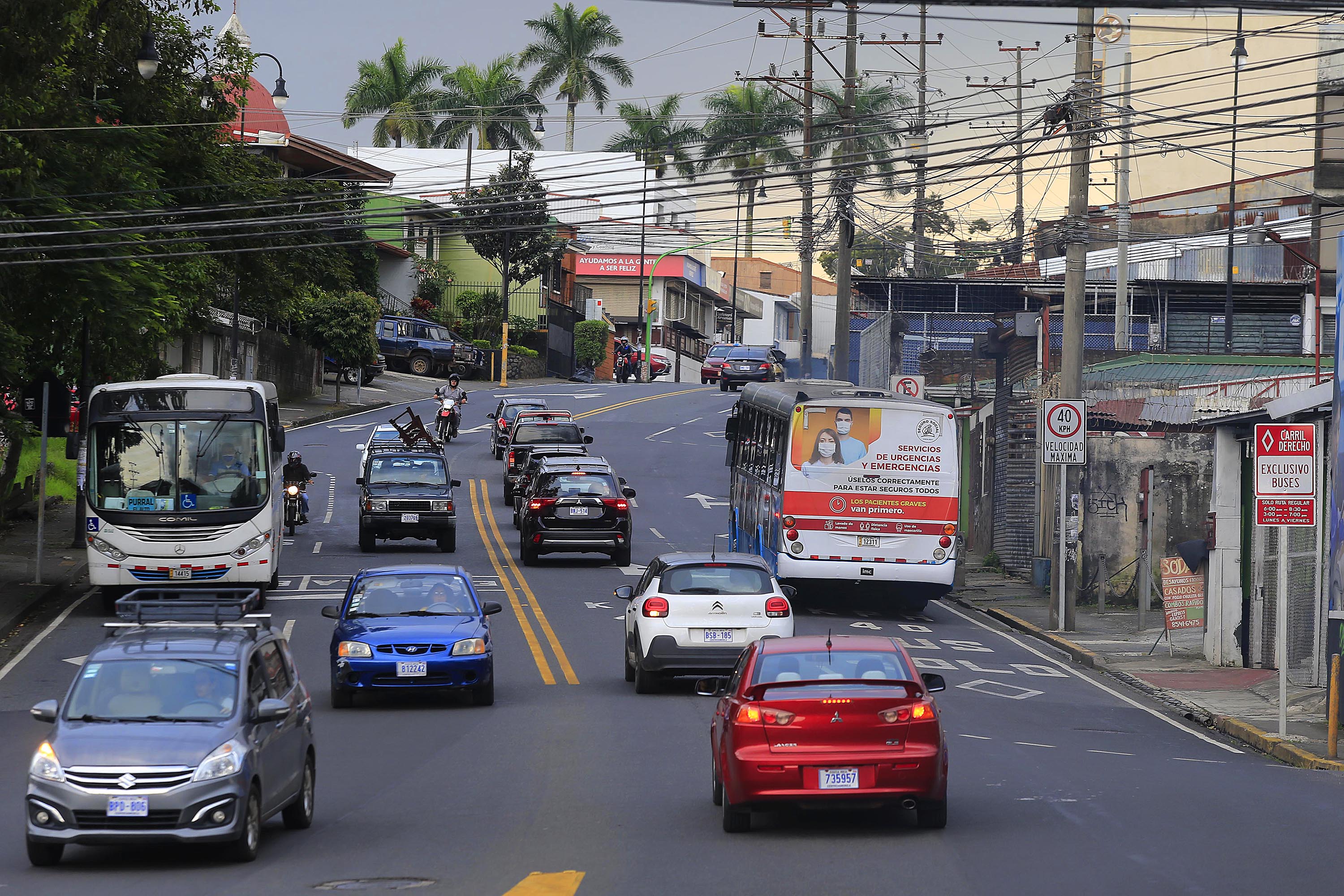 23/11/2020 Barrio Escalante, cerca del puente Los Incurables. Desde este lunes empezaron a funcionar tres nuevos carriles exclusivos para autobuses en la capital. Foto: Rafael Pacheco