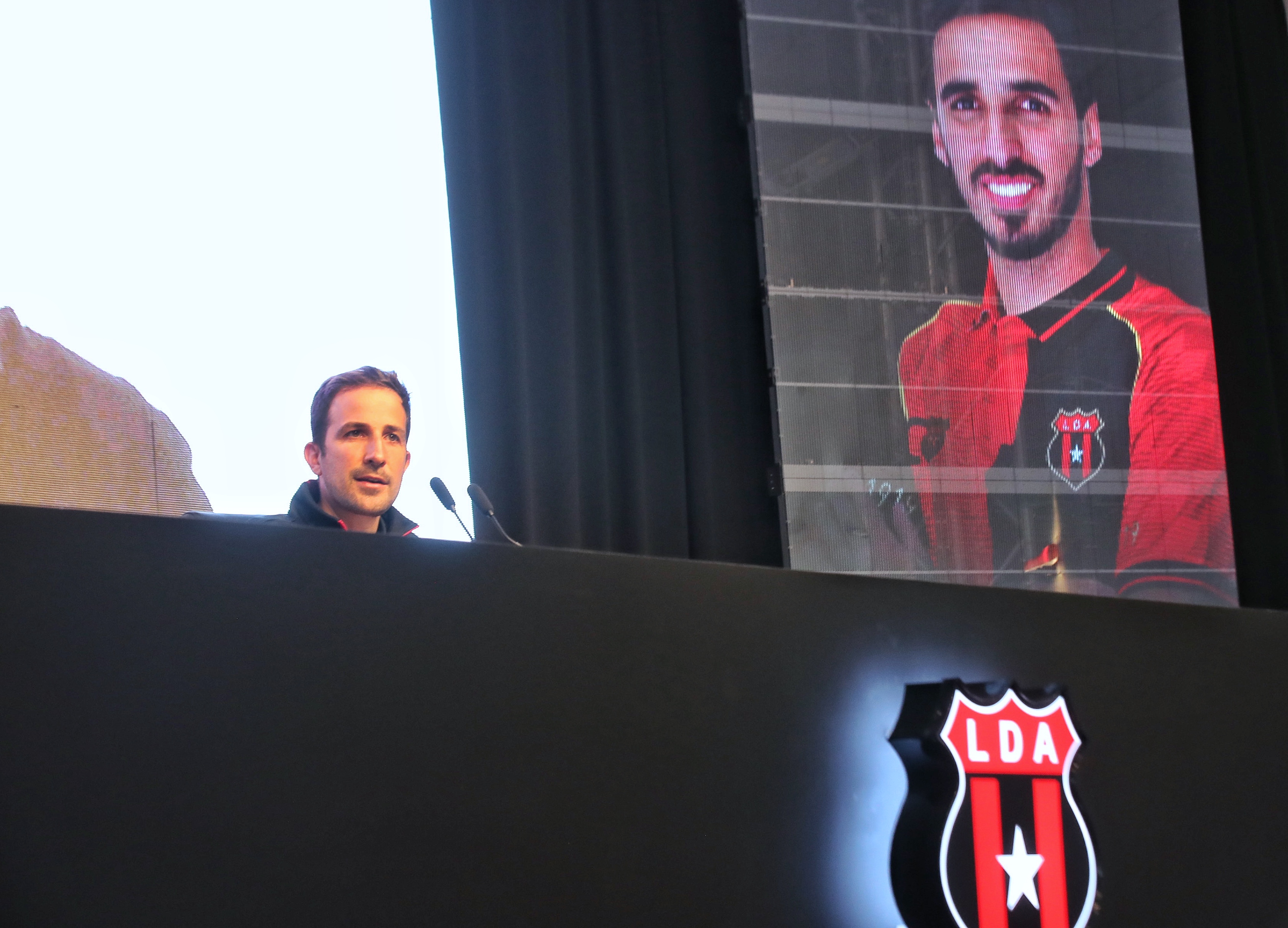 23/07/2020/ Presentación de Bryan Ruiz como nuevo jugador de la Liga Deportiva Alajuelense después de 5.206 días. El gerente deportivo Agustin Leída hace la presentación en la conferencia que se realizó en el entro de alto rendimiento el equipo / Fotografía: John Duran