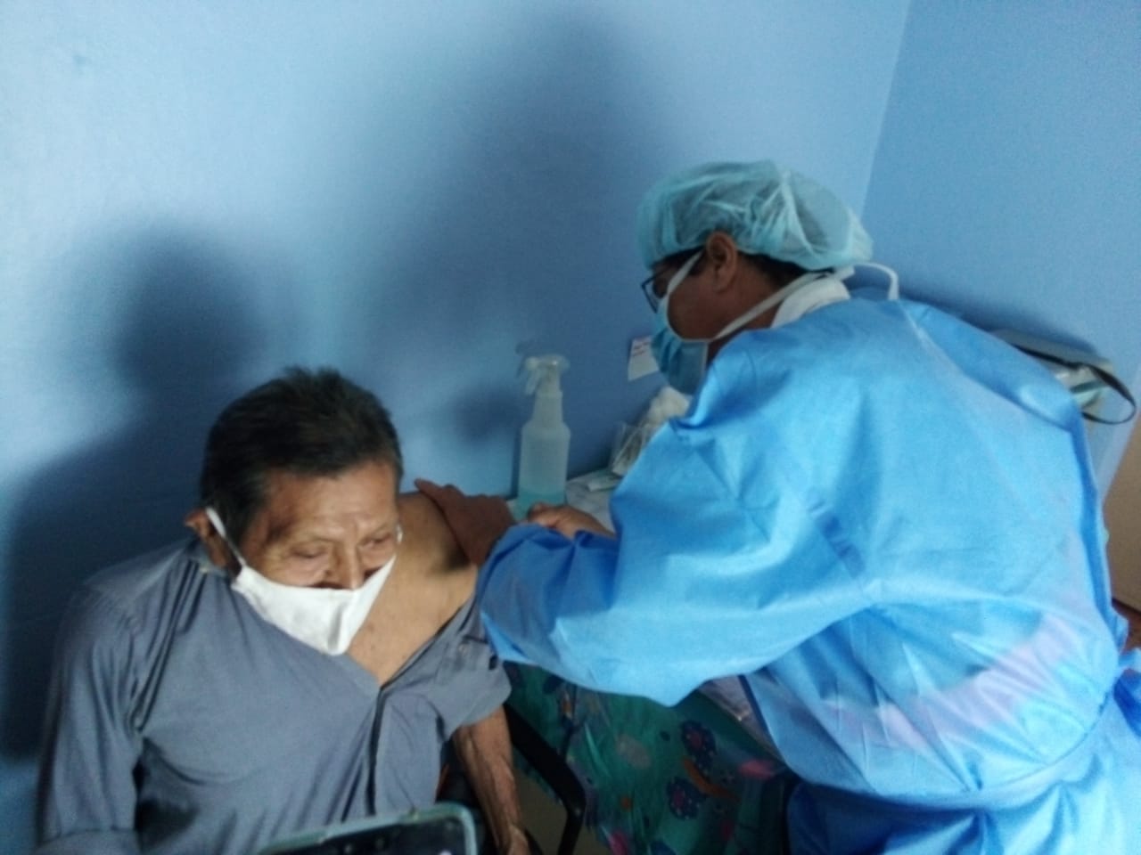 La población indígena de Rey Curré empezó a ser vacunada este martes por los funcionarios de Salud.. Foto: Cortesía