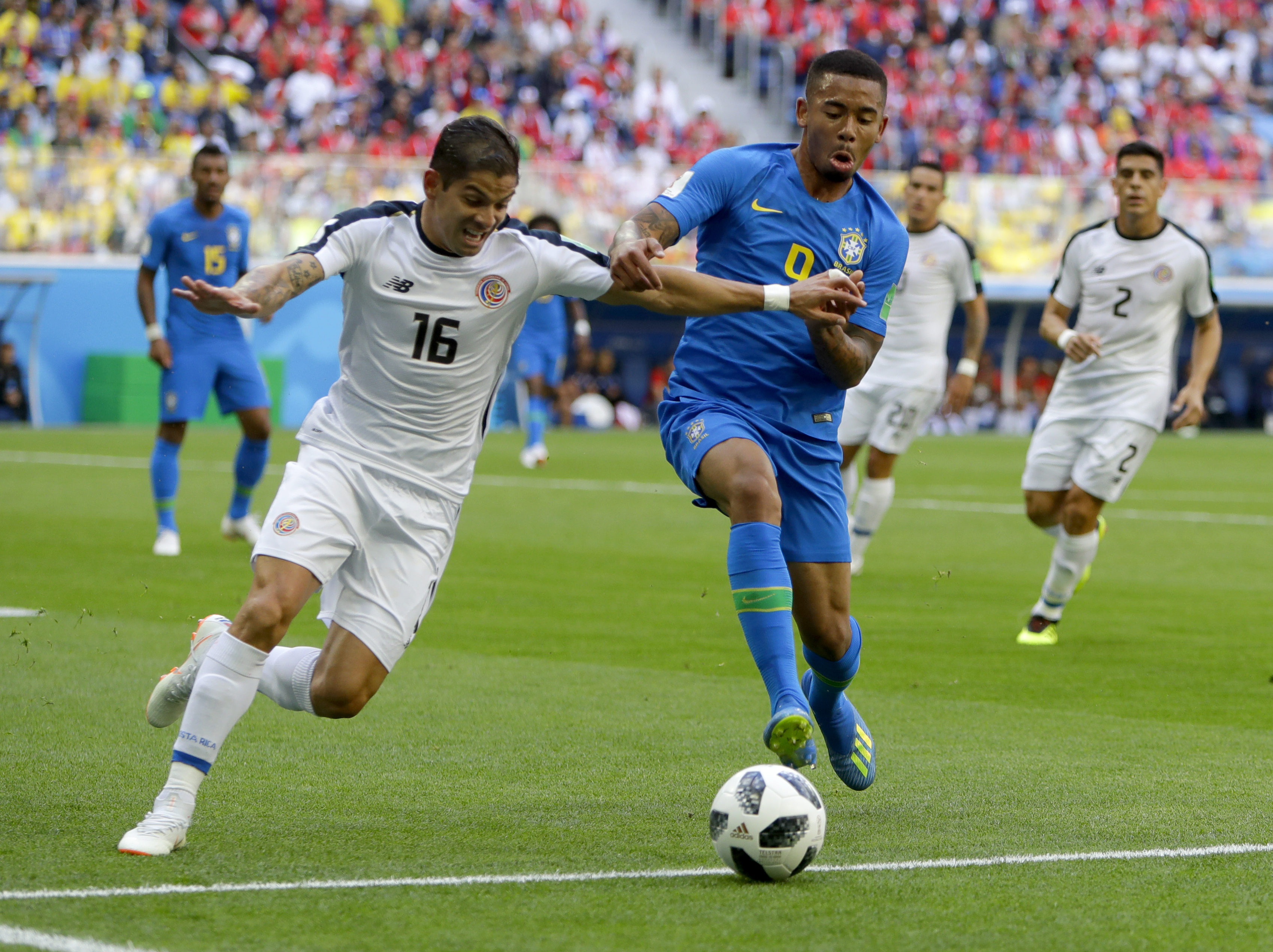 El lateral derecho Cristian Gamboa (izquierda) superó al atacante brasileño Gabriel Jesus (derecha), durante el juego en el que la Nacional cayó 2 a 0 en su segundo juego en el Mundial de Rusia 2018. Fotografía: AP Photo/Alastair Grant.