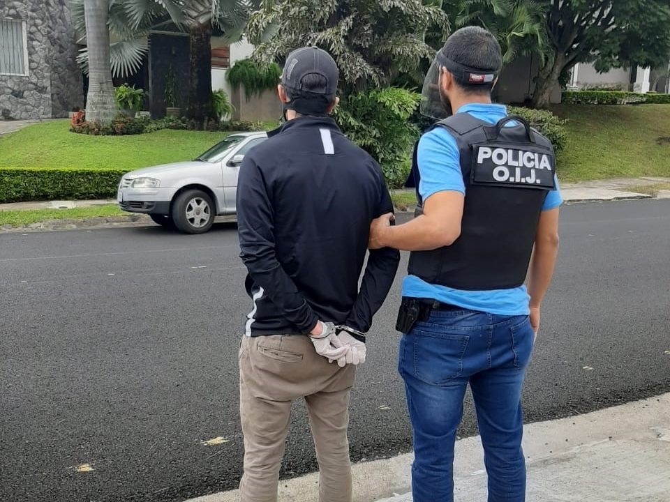 Detienen a joven apellidado Saborío Soto sospechoso de lanza a gato de octavo piso de edificio. Foto OIJ.