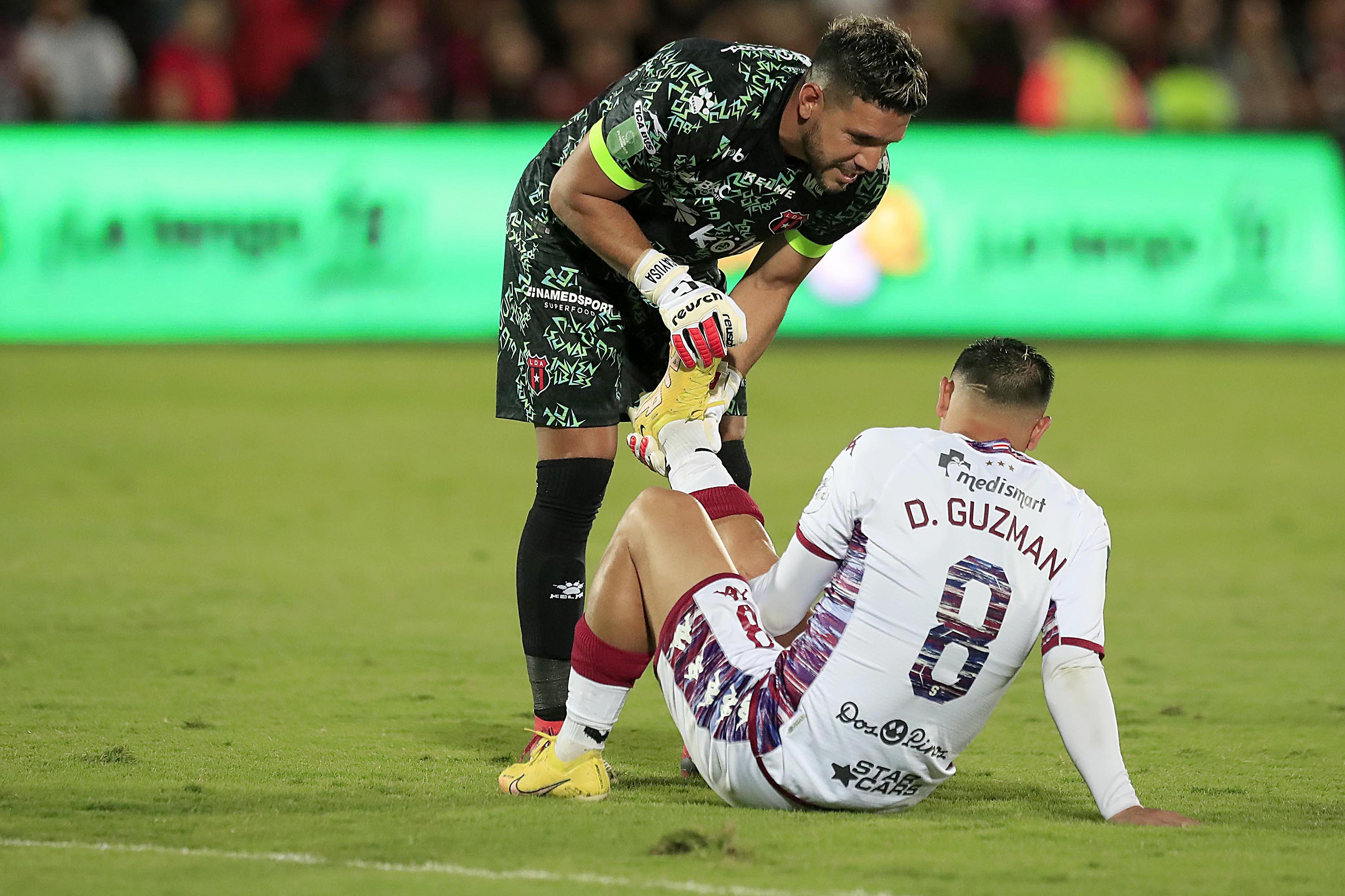 02/04/2023 Estadio Ricardo Saprissa. La Liga Deportiva Alajuelense recibió al Deportivo Saprissa, en partido de la jornada 16 del Torneo de Clausura, Liga Promérica 2023. Leonel Moreira y David Guzmán (8). El duelo lo ganó el saprissista.