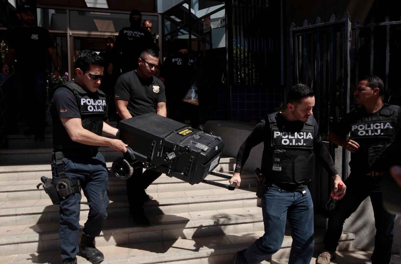 Agentes del Organismo de Investigación Judicial (OIJ) allanaron este jueves por la mañana las instalaciones del Tribunal Eclesiástico y la curia metropolitana, en San José, como parte de las investigaciones que se siguen en contra del exsacerdote Mauricio Víquez Lizano, de 54 años, y el cura Manuel Antonio Guevara Fonseca, de 52.