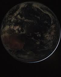 En esta imagen de la Tierra tomada por la tripulación de Artemis II, se ven las luces eléctricas de la actividad humana. En la parte inferior derecha, se ilumina el borde del planeta.
