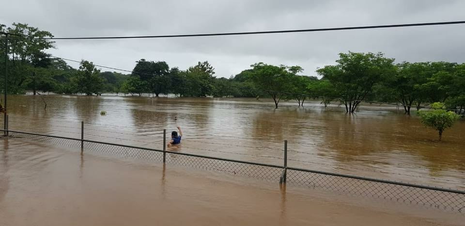 El aeropuerto de Nosara quedó bajo el agua, lo que imposibilita la eventual llegada de ayuda por la vía aérea. Foto: Cortesía Susana Marín.