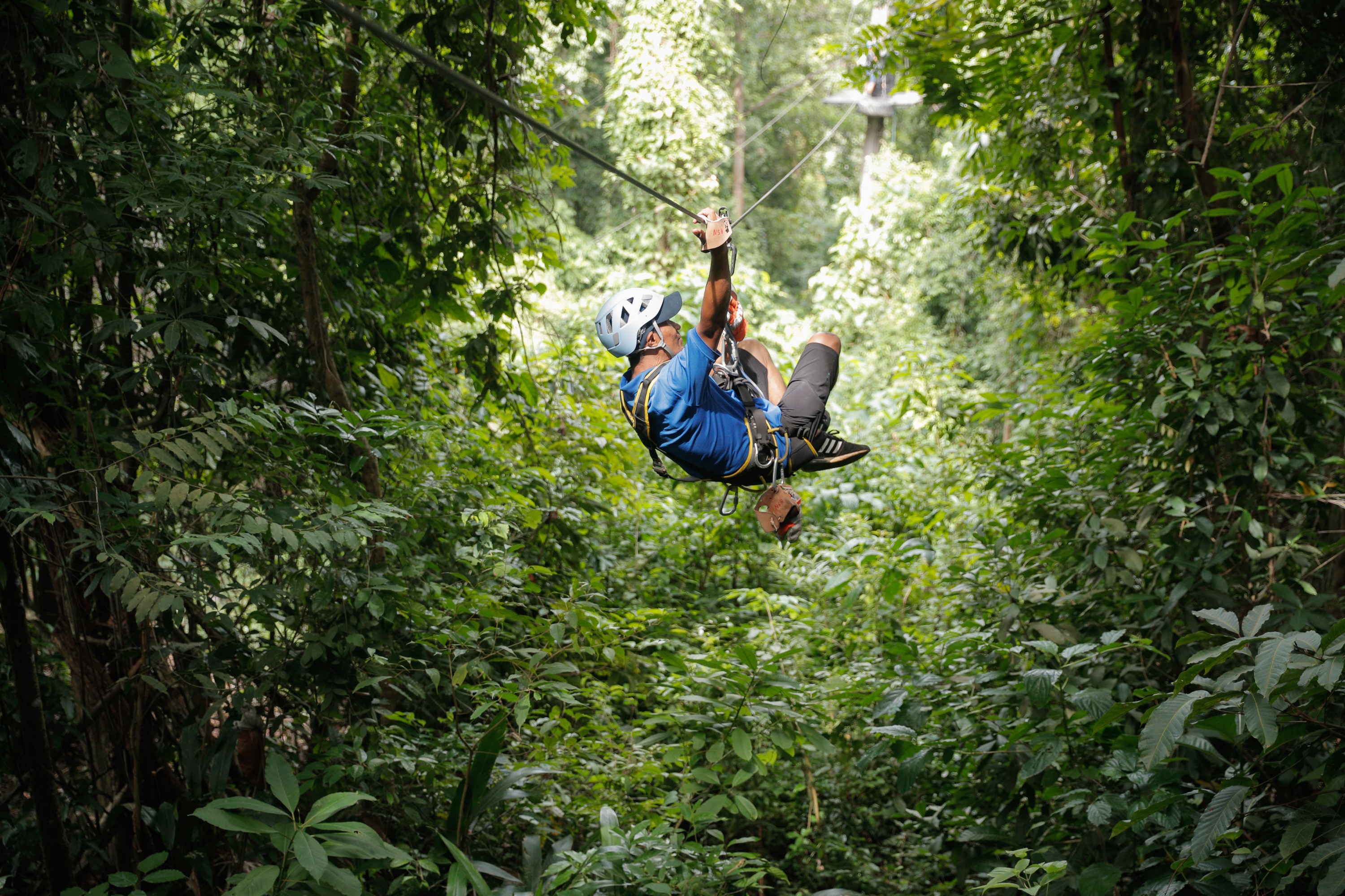 Caminatas, senderismo, 'canopy', teleféricos, paseos en balsas y actividades recreativas acuáticas se reactivarán a partir del 1.° de agosto. Los turistas locales pueden financiar su visita a esas y otras actividades con la línea de crédito a cero interés por 12 meses. Foto Jeffrey Zamora