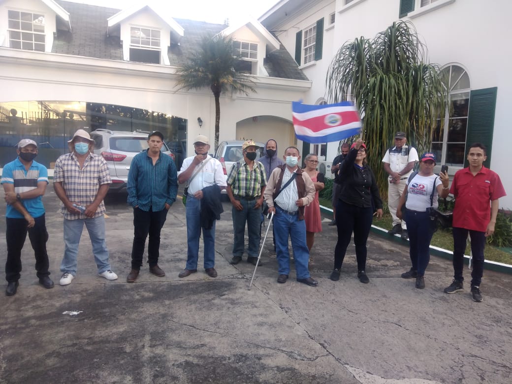 Este fue el grupo de manifestantes que irrumpió en la Corte IDH con una bandera de Costa Rica y acompañados por el líder del autodenominado Movimiento Estudiantil de Secundaria (Medse), Kenneth Sánchez. Foto: cortesía Jeison Leitón