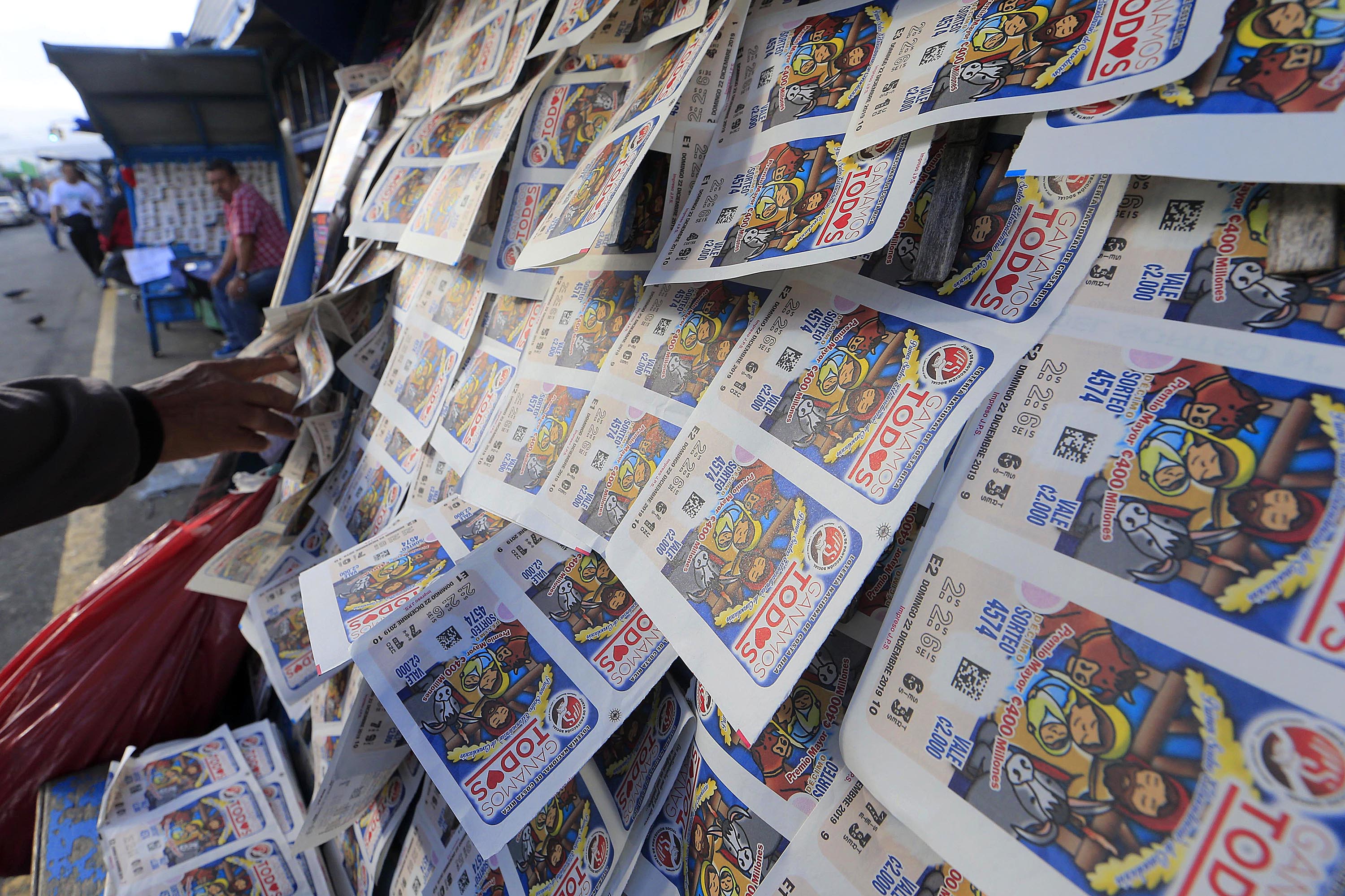 19/12/2019 Cartago. Venta de lotería para el primer premio de consolación. No se constató especulación por parte de los vendedores y algunos de ellos ya advierten que no tienen ciertos números como la fecha del sorteo, el año entrante y el número de campeonato que podría ganar la Liga, todos bajos. Foto: Rafael Pacheco
