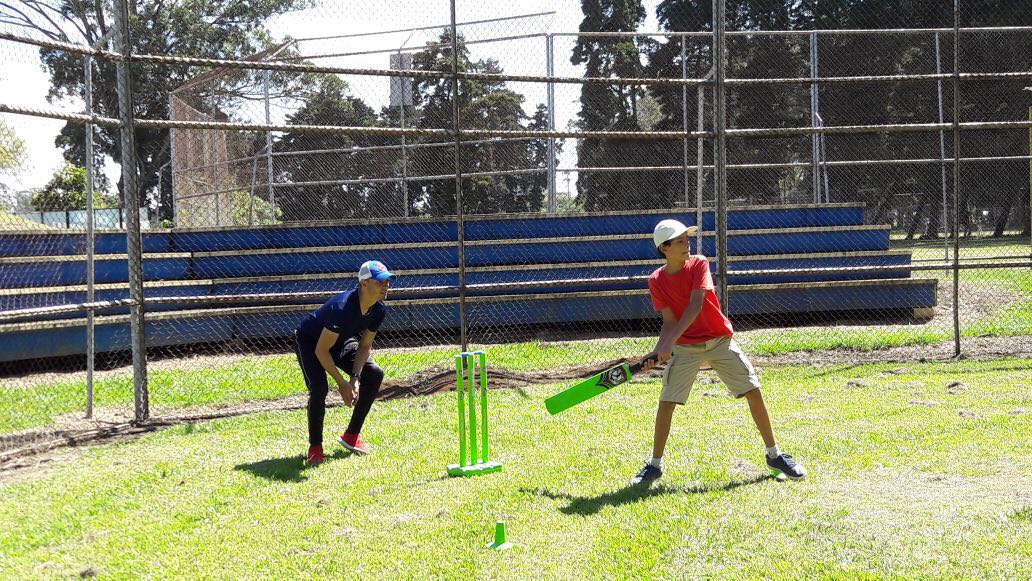 Un niño de la escuela que tiene la Federación de Cricket de Costa Rica batea durante una práctica en La Sabana.