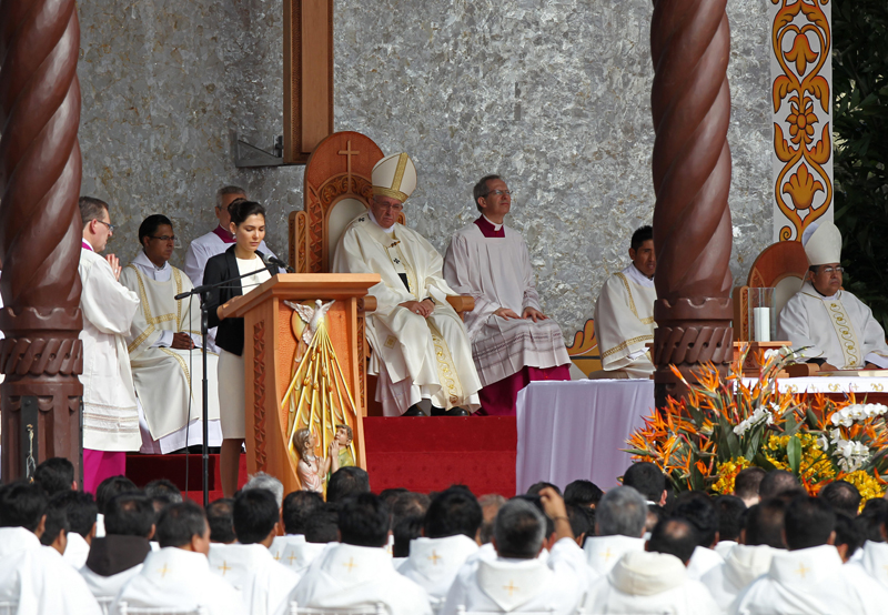 El papa Francisco ofició el jueves una misa en la plaza del Cristo Redentor en la ciudad de Santa Cruz de la Sierra. Durante la homilía, arremetió contra la cultura “del descarte” y del consumo, en un tono de denuncia y crítica que mantuvo a lo largo de su segundo día de visita en Bolivia. | EFE