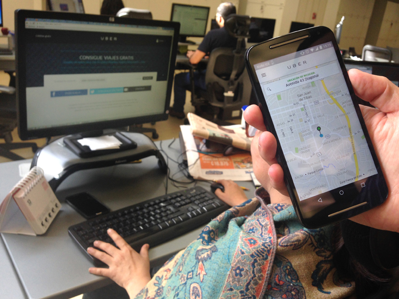 El sitio web del servicio Uber permite desde el 2015, la inscripción de vehículos en Costa Rica para prestar el servicio. Fotografía: Jorge Castillo.